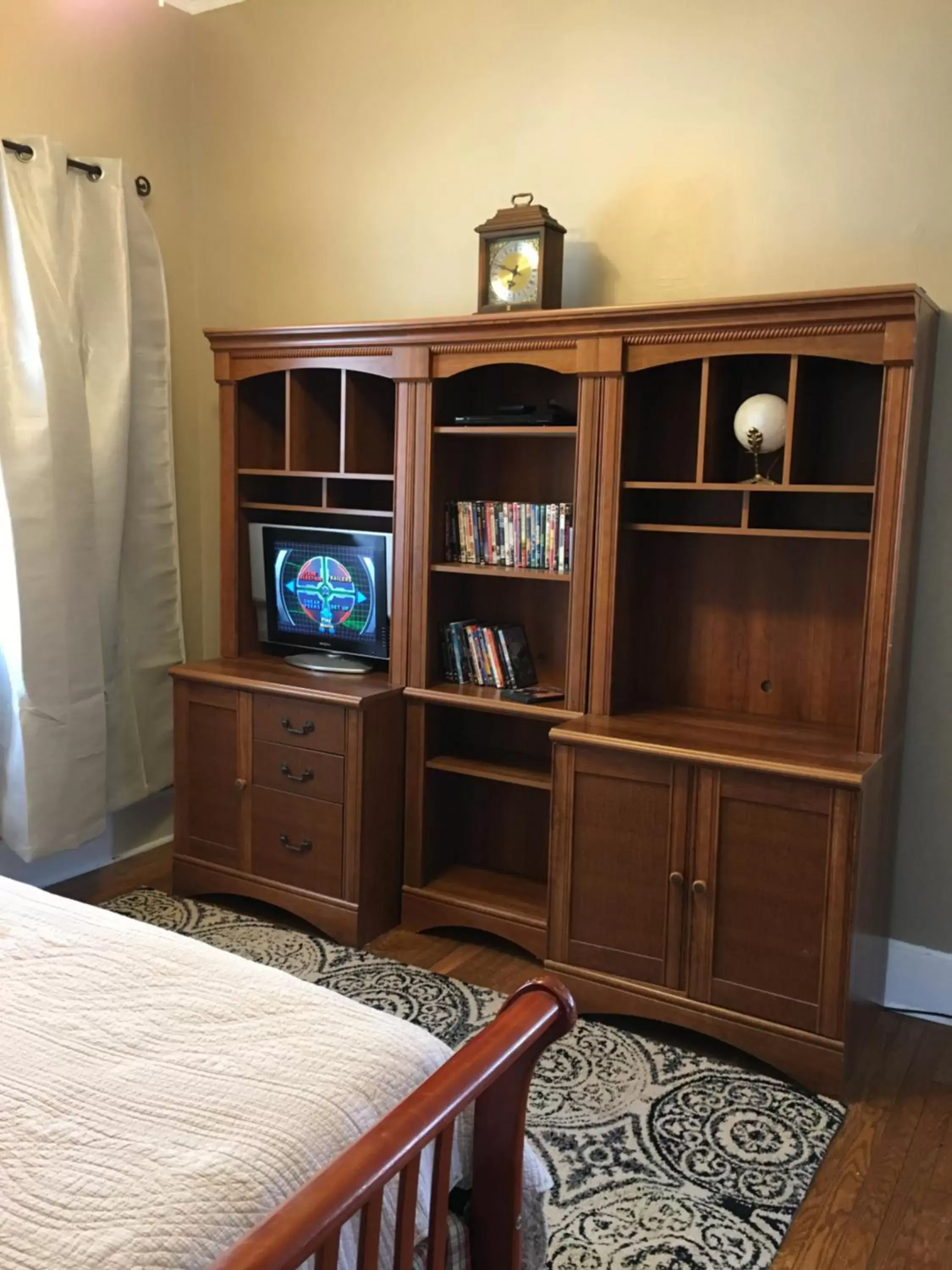 Bed, TV/Entertainment Center in Grafton Lodge