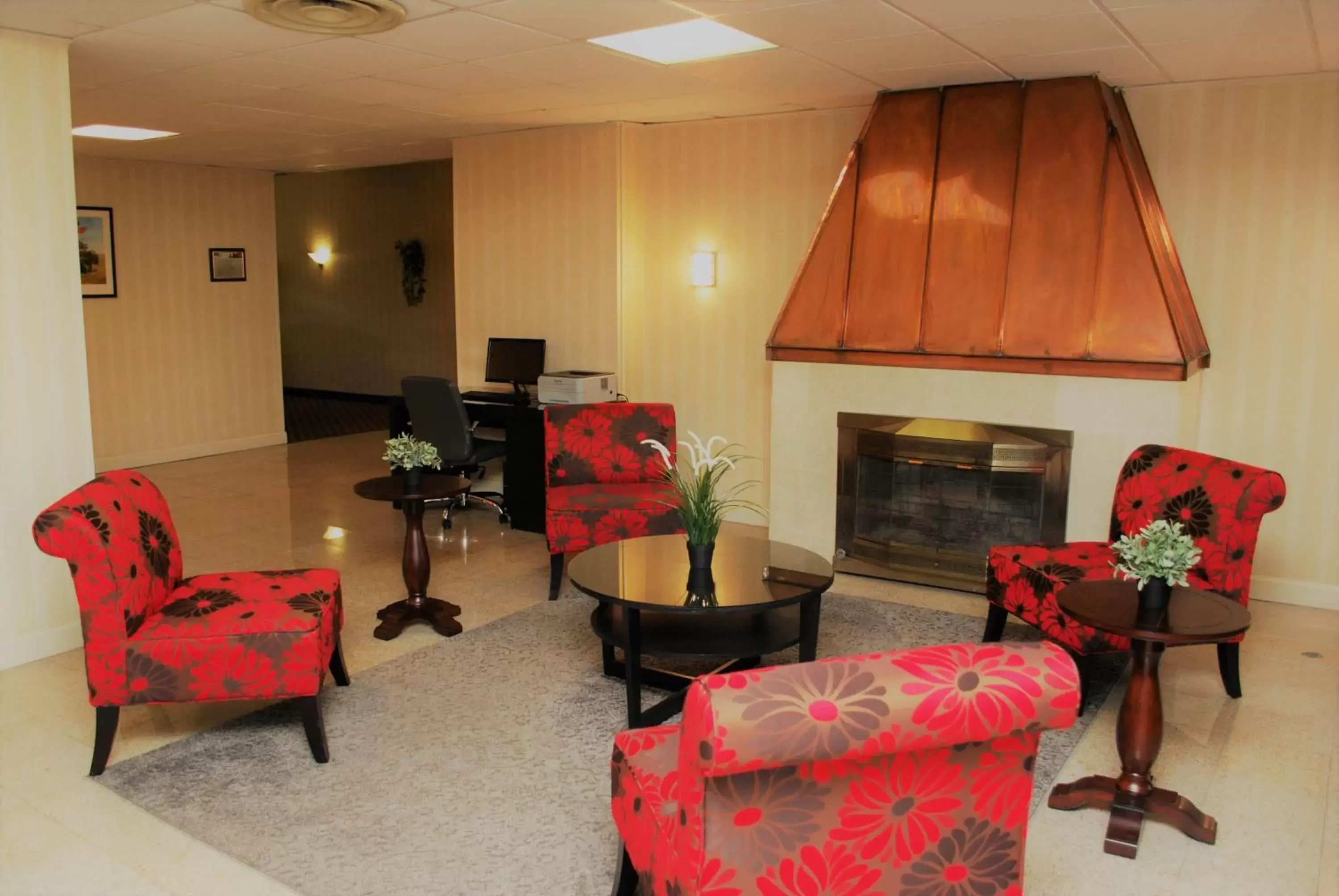 Lobby or reception, Seating Area in Ramada by Wyndham Triangle/Quantico