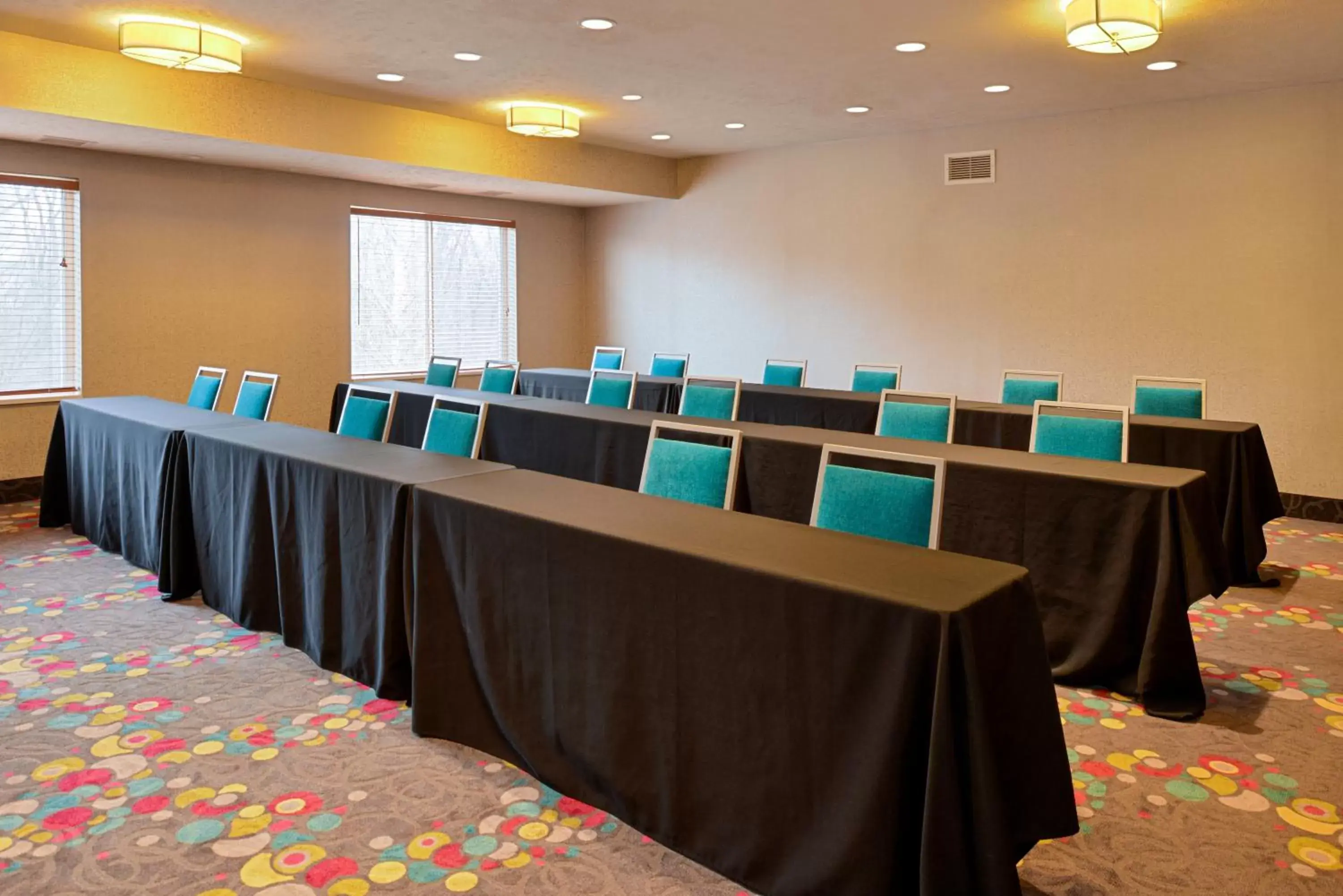 Meeting/conference room in Holiday Inn Express Hotel & Suites Omaha West, an IHG Hotel