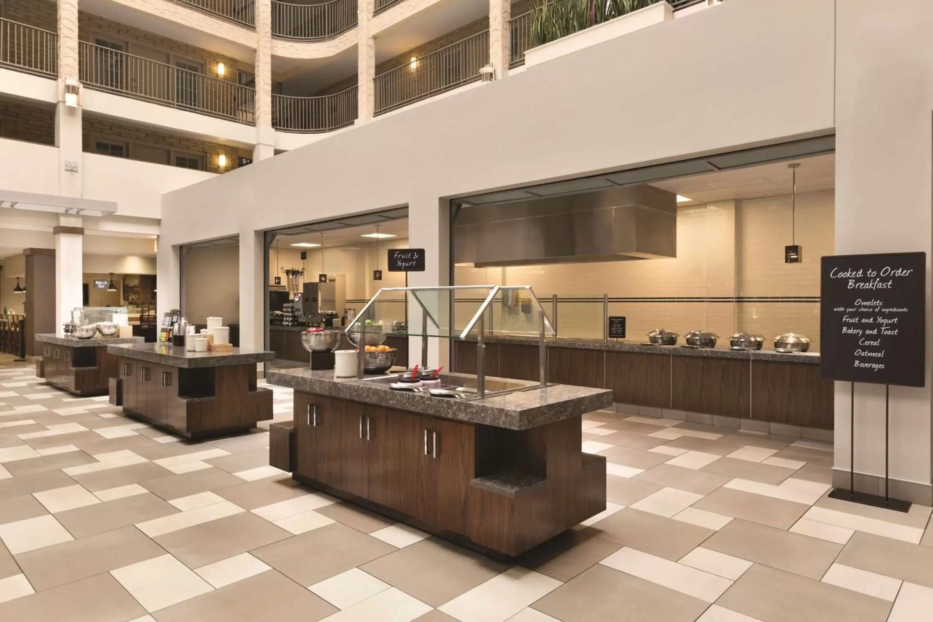 Dining area in Embassy Suites by Hilton Bloomington/Minneapolis