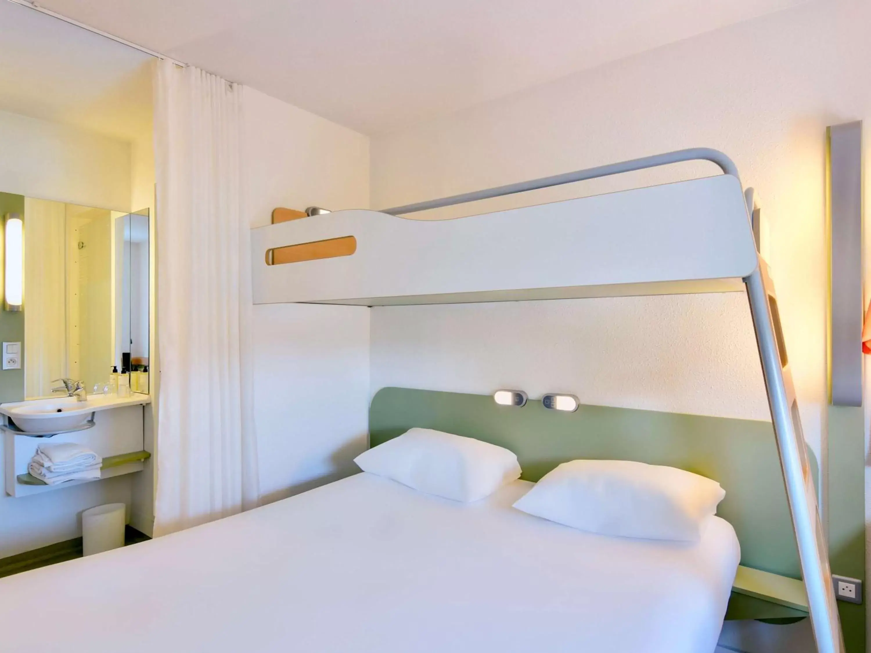 Photo of the whole room, Bed in Ibis Budget Nantes Reze Aeroport