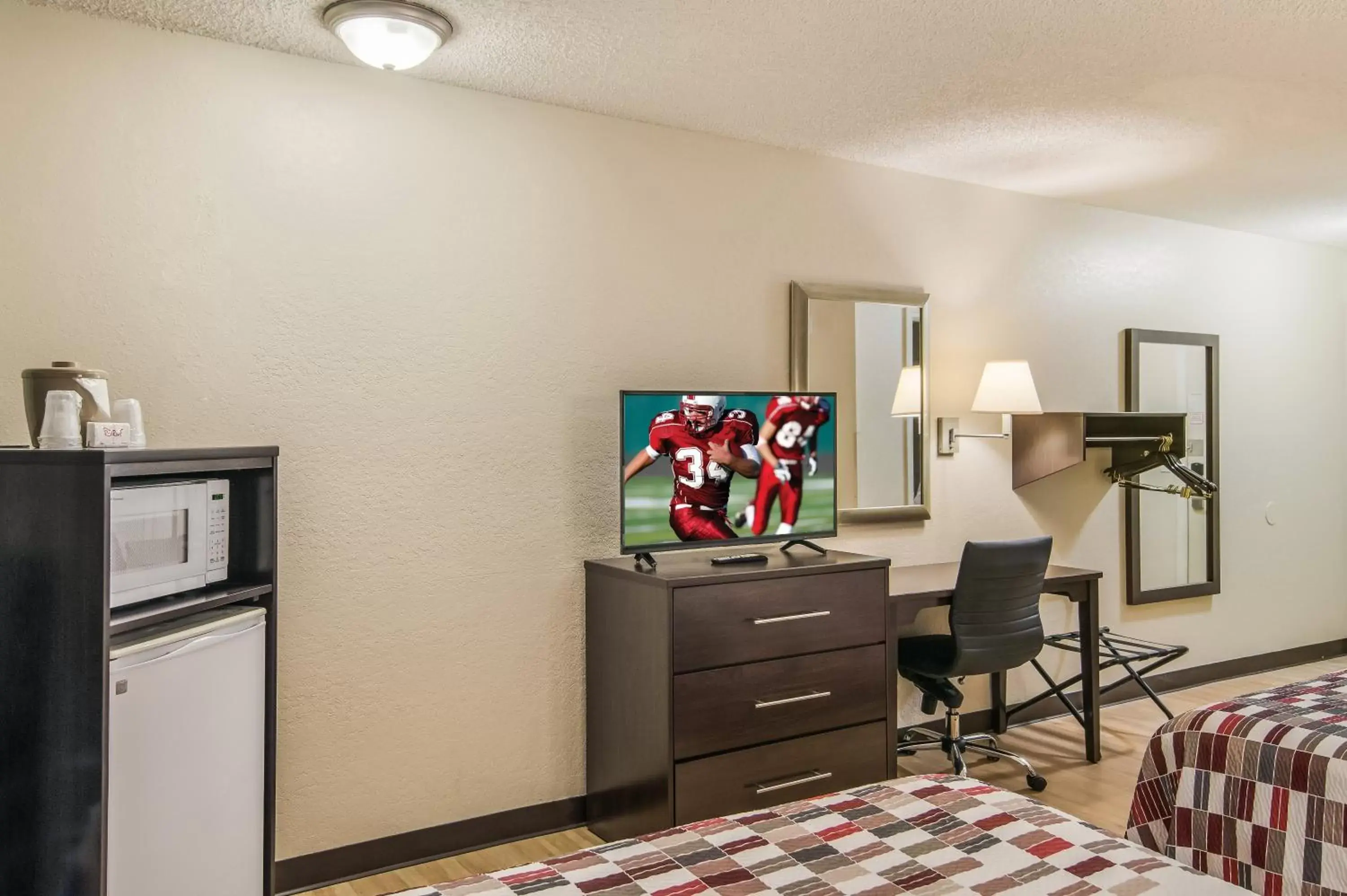 Photo of the whole room, TV/Entertainment Center in Red Roof Inn & Suites Pensacola East - Milton