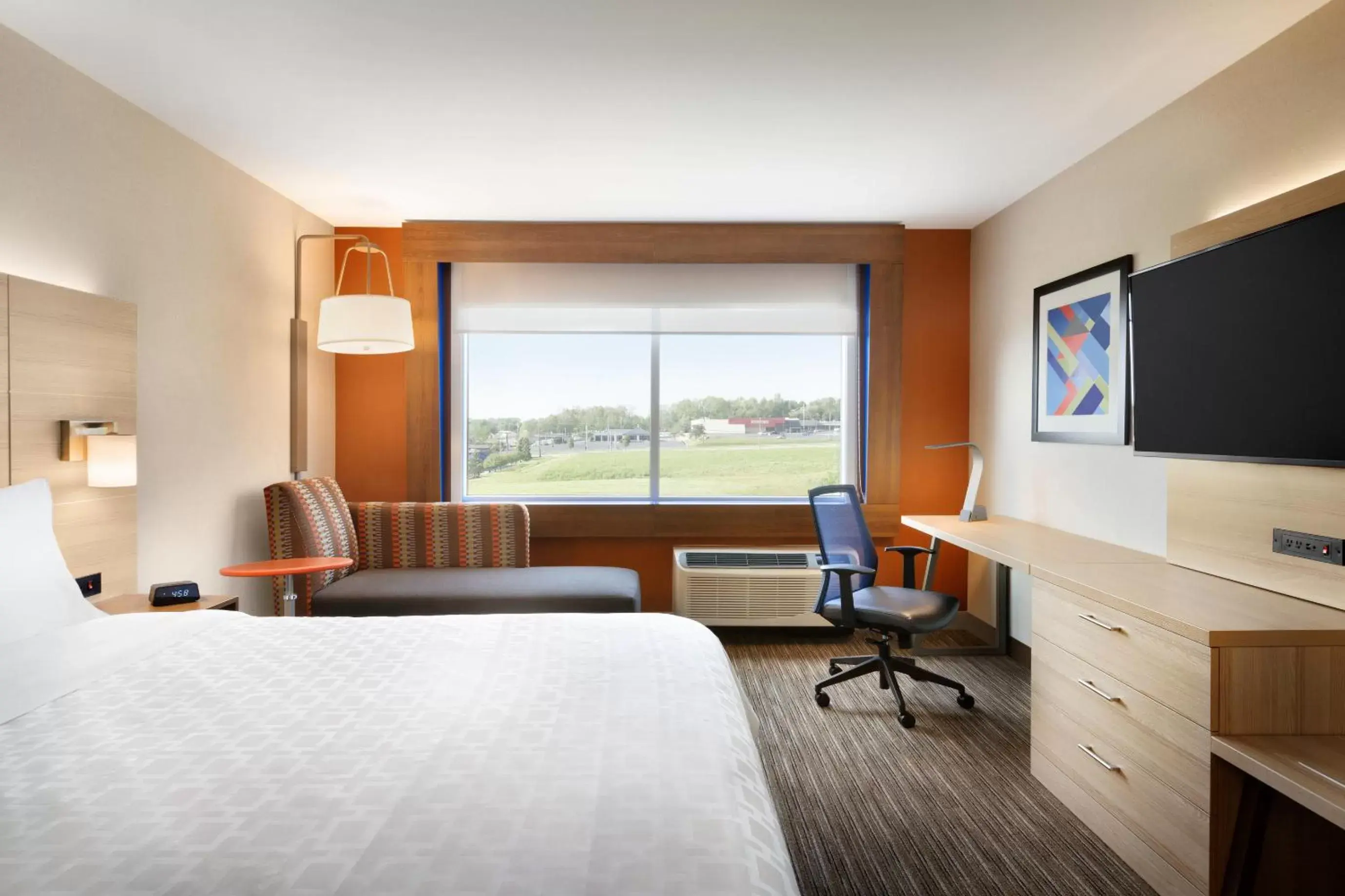 Bed, TV/Entertainment Center in Holiday Inn Express & Suites - Milwaukee West Allis, an IHG Hotel