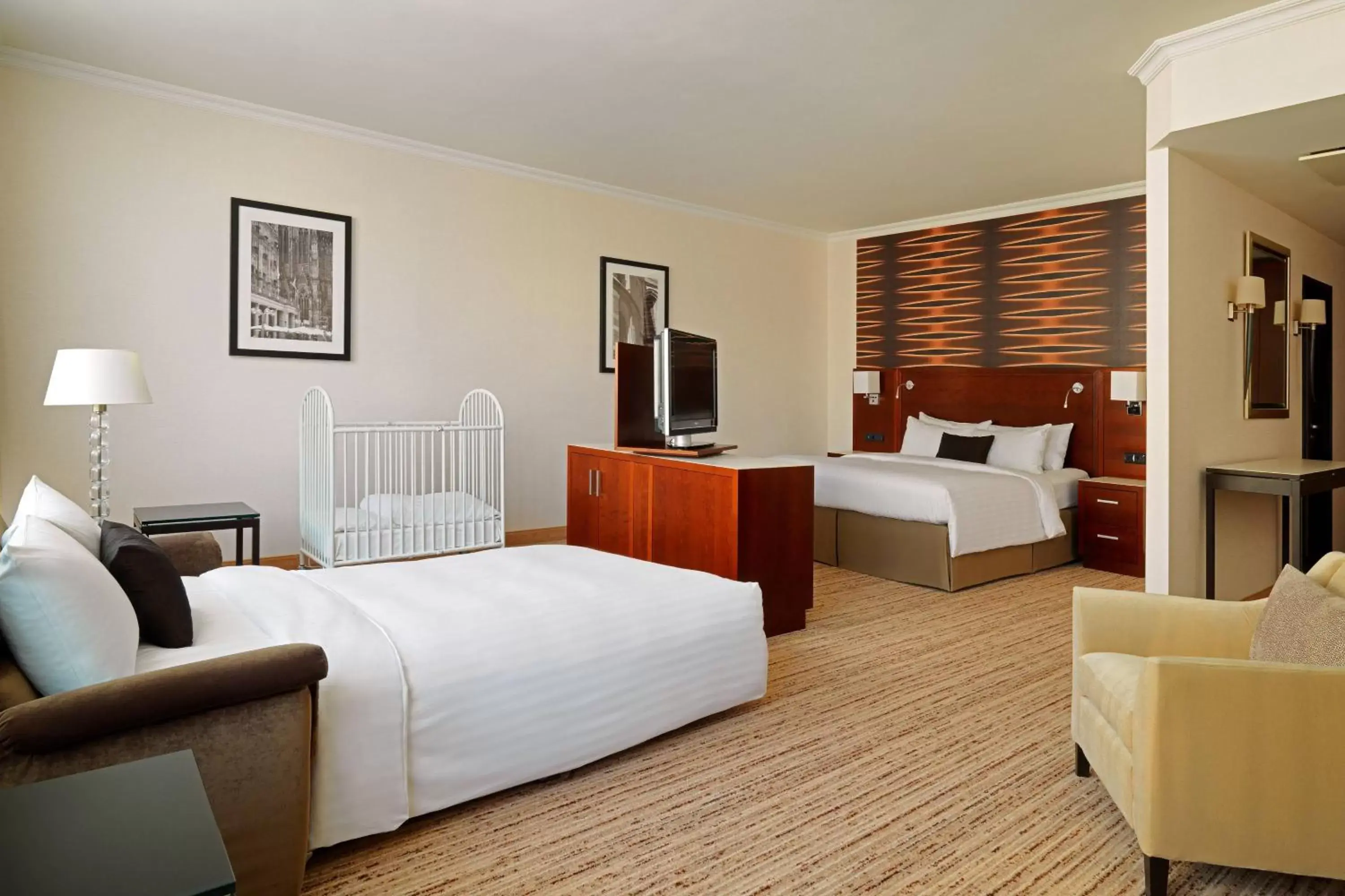 Bedroom, Bed in Cologne Marriott Hotel