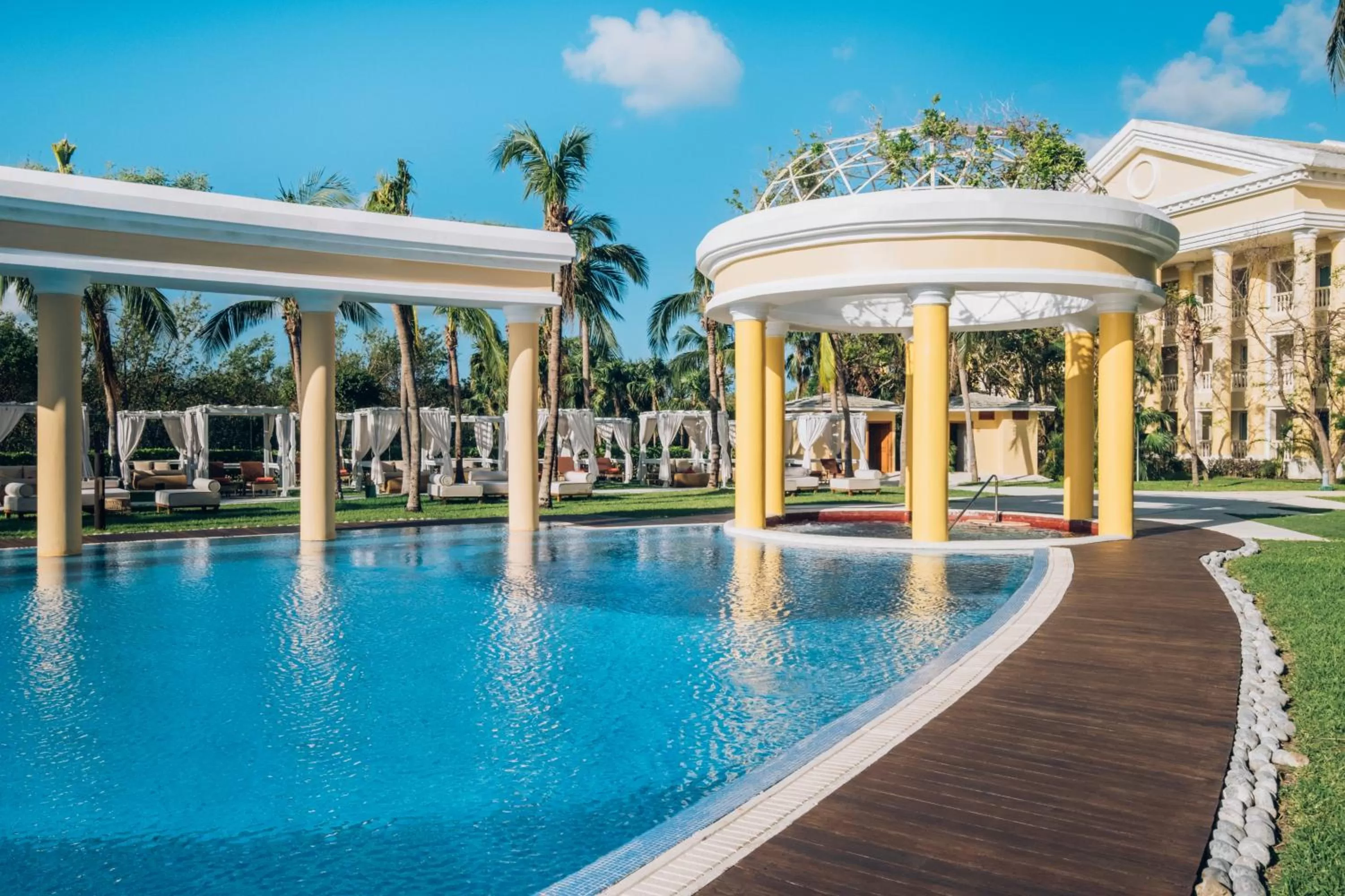 Swimming pool in JOIA Paraiso by Iberostar - Adults Only All Inclusive Resort