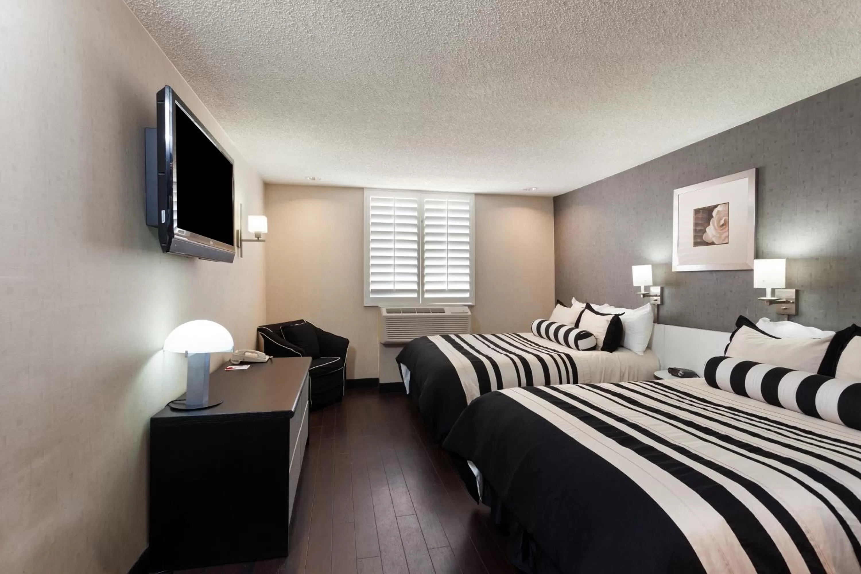 Photo of the whole room, Bed in Ramada Plaza by Wyndham West Hollywood Hotel & Suites