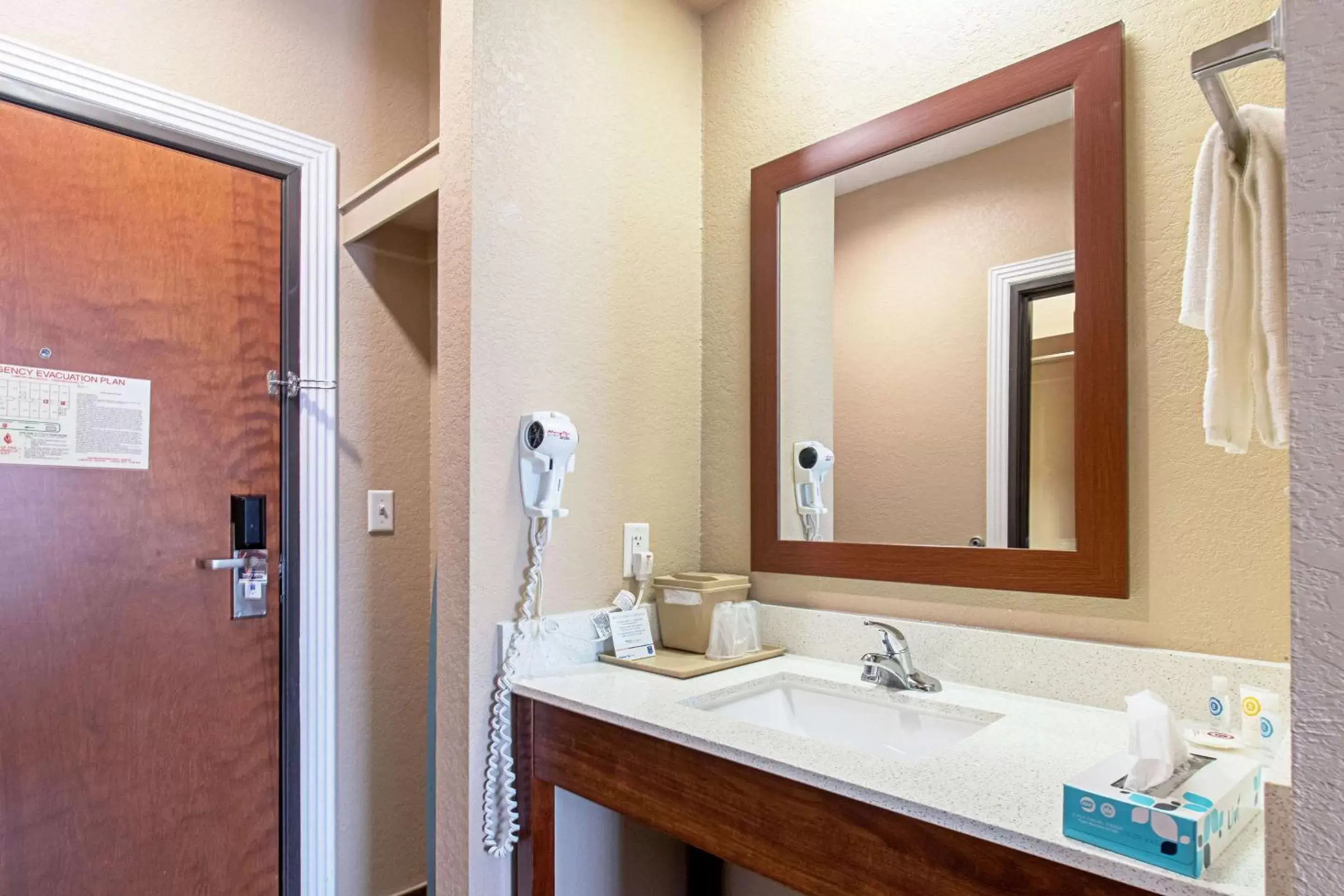 Photo of the whole room, Bathroom in Comfort Inn and Suites Fredericksburg