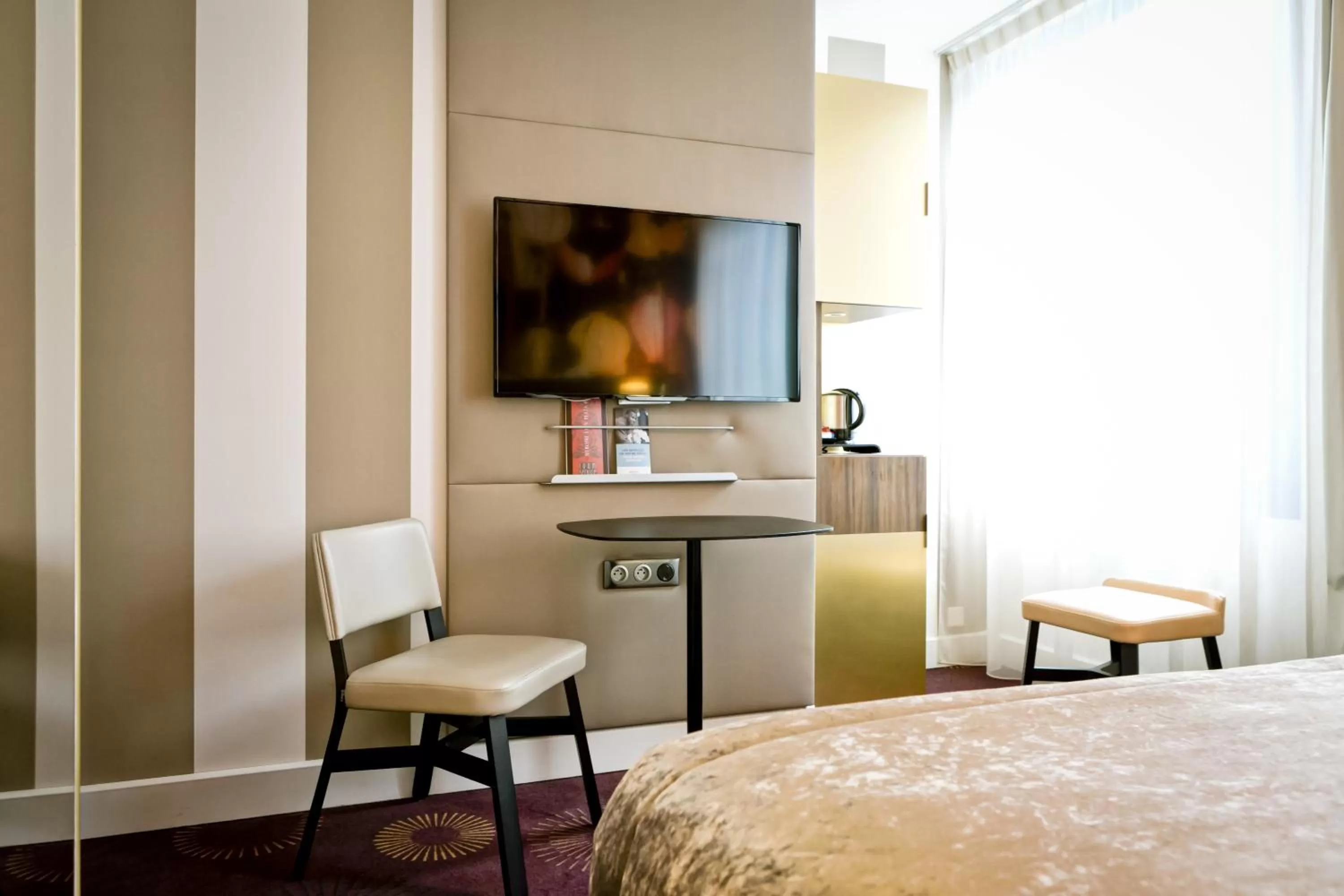 Seating area, Bed in Mercure Lyon Centre Plaza République