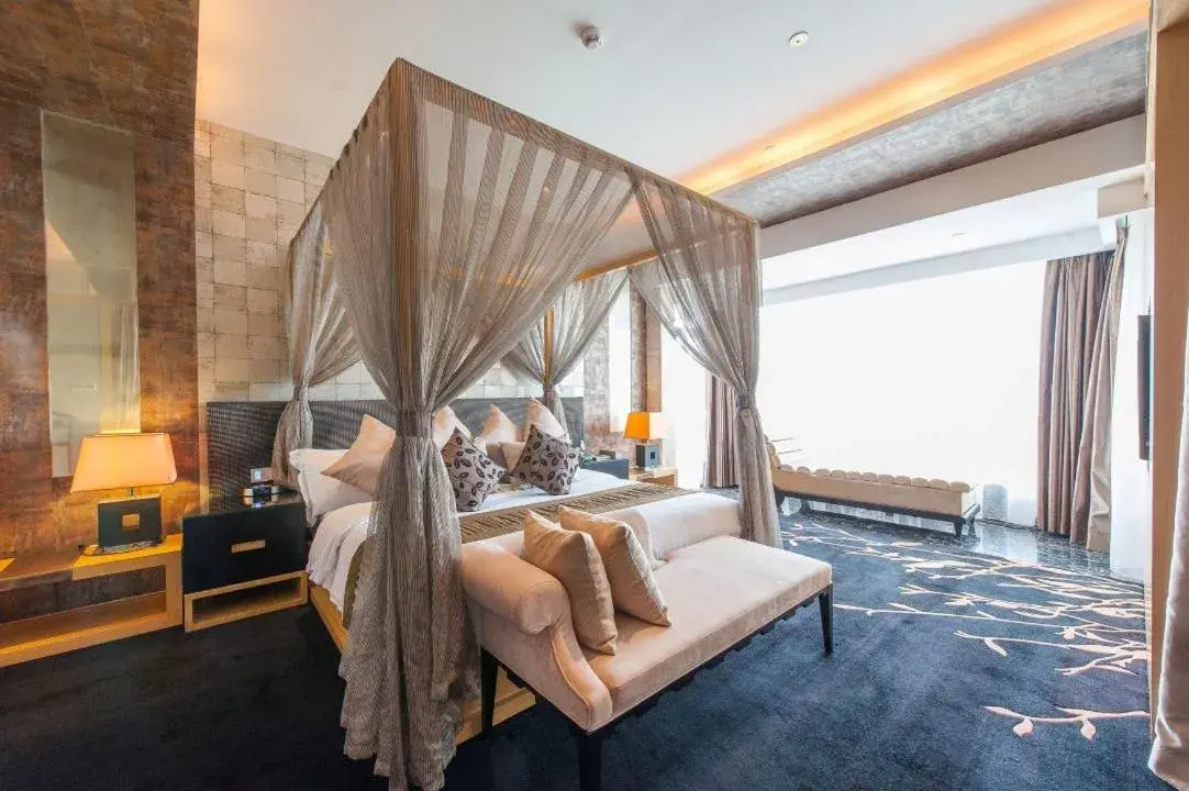 Bed, Seating Area in Mission Hills Hotel Resorts Shenzhen