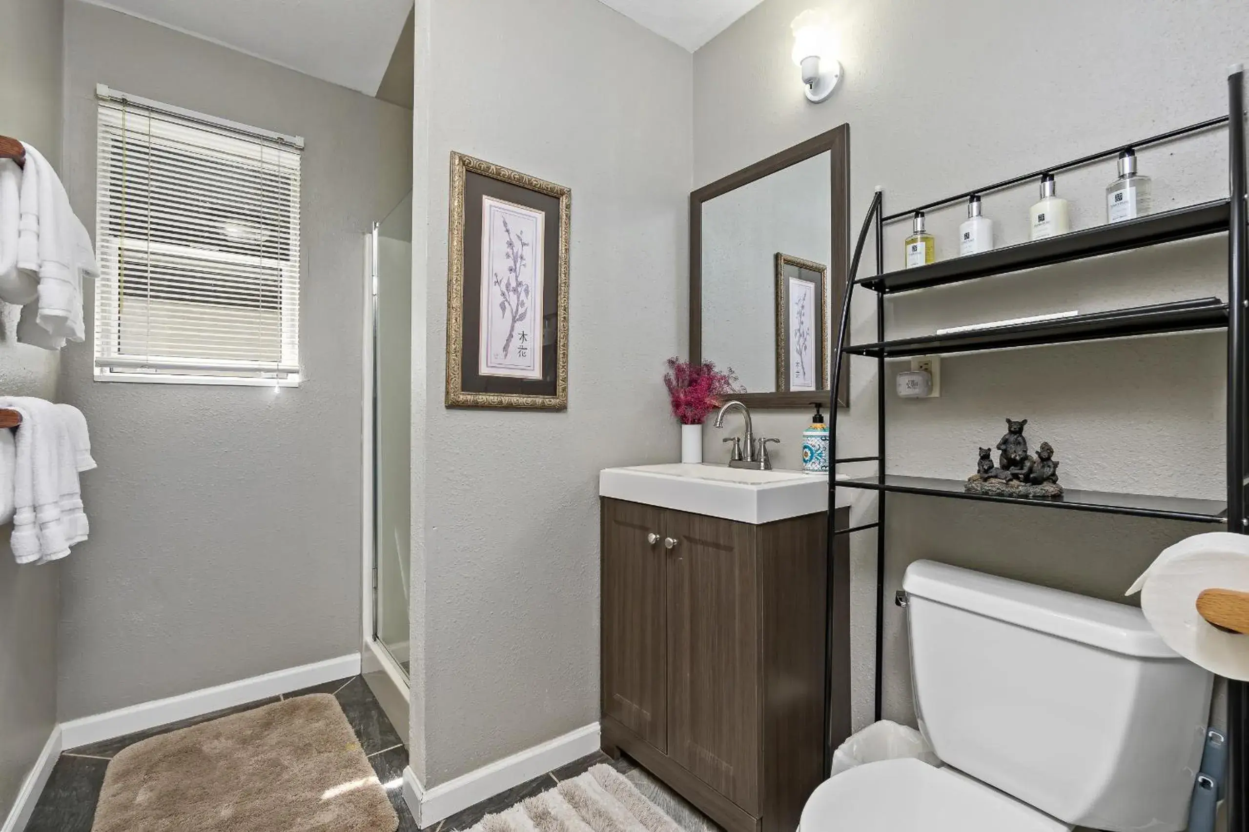 Bathroom in Mountain Meadows Inn