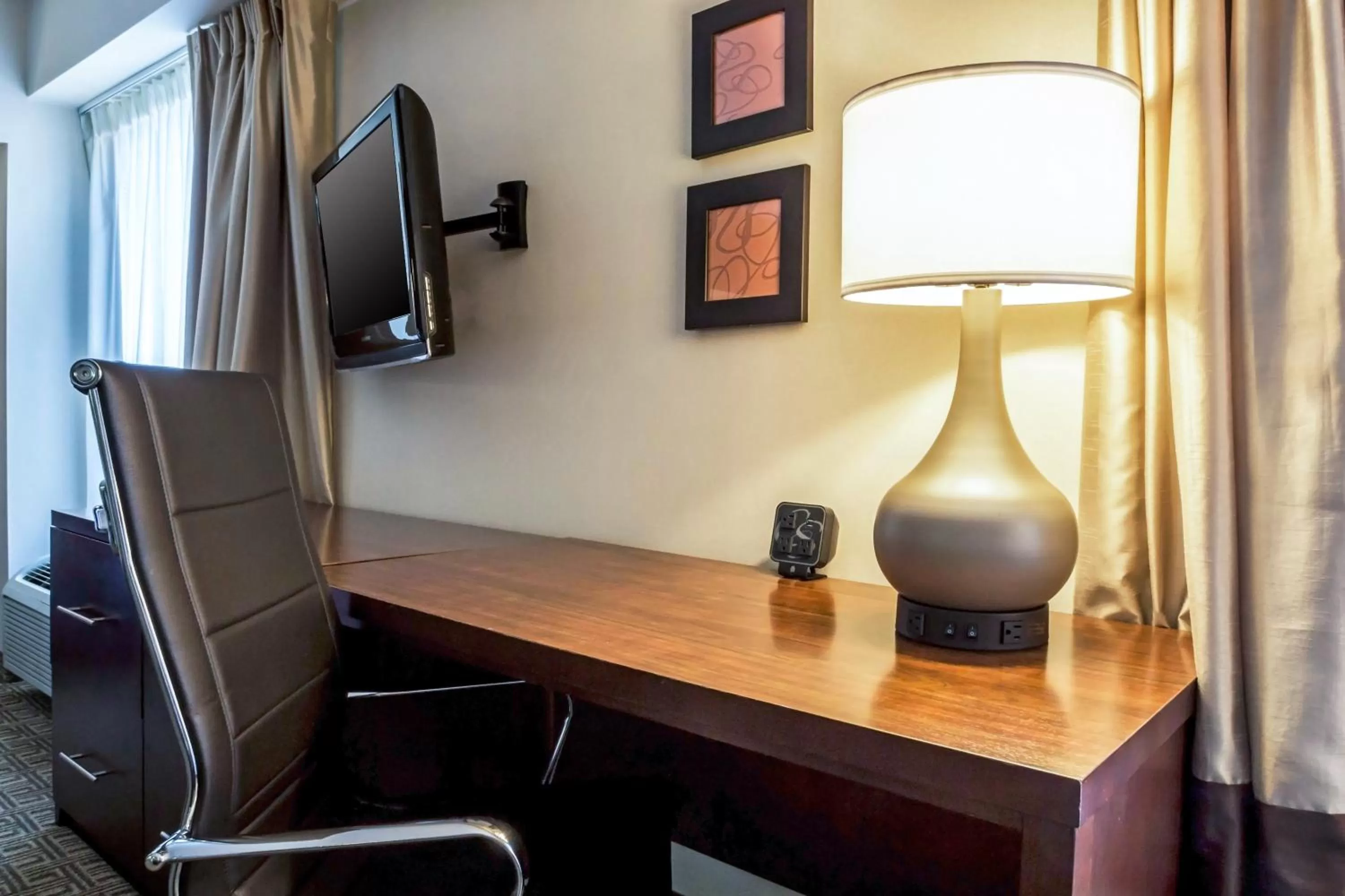 Seating area in Comfort Suites at Woodbridge