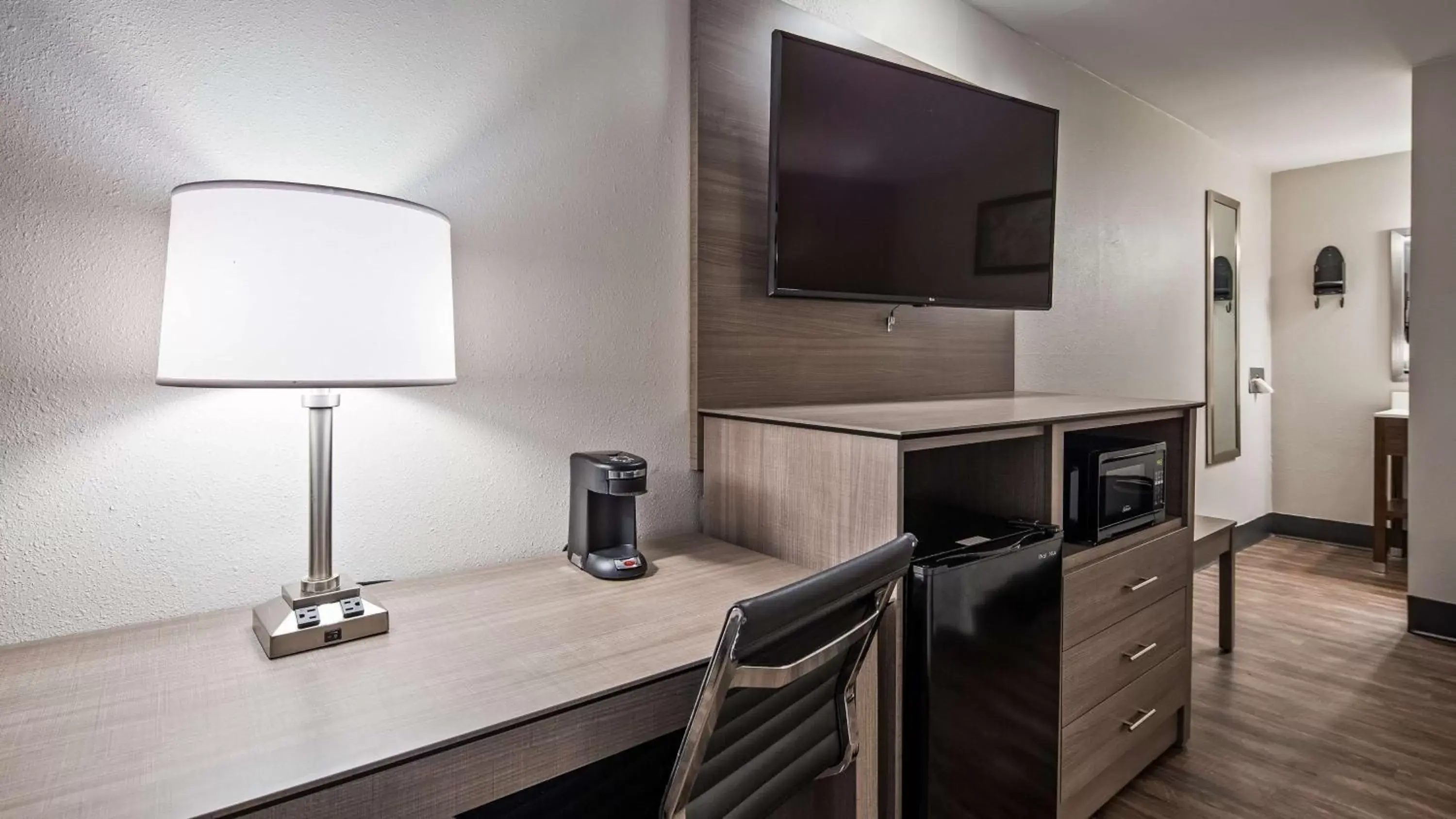 Bedroom, TV/Entertainment Center in SureStay Hotel by Best Western Findlay