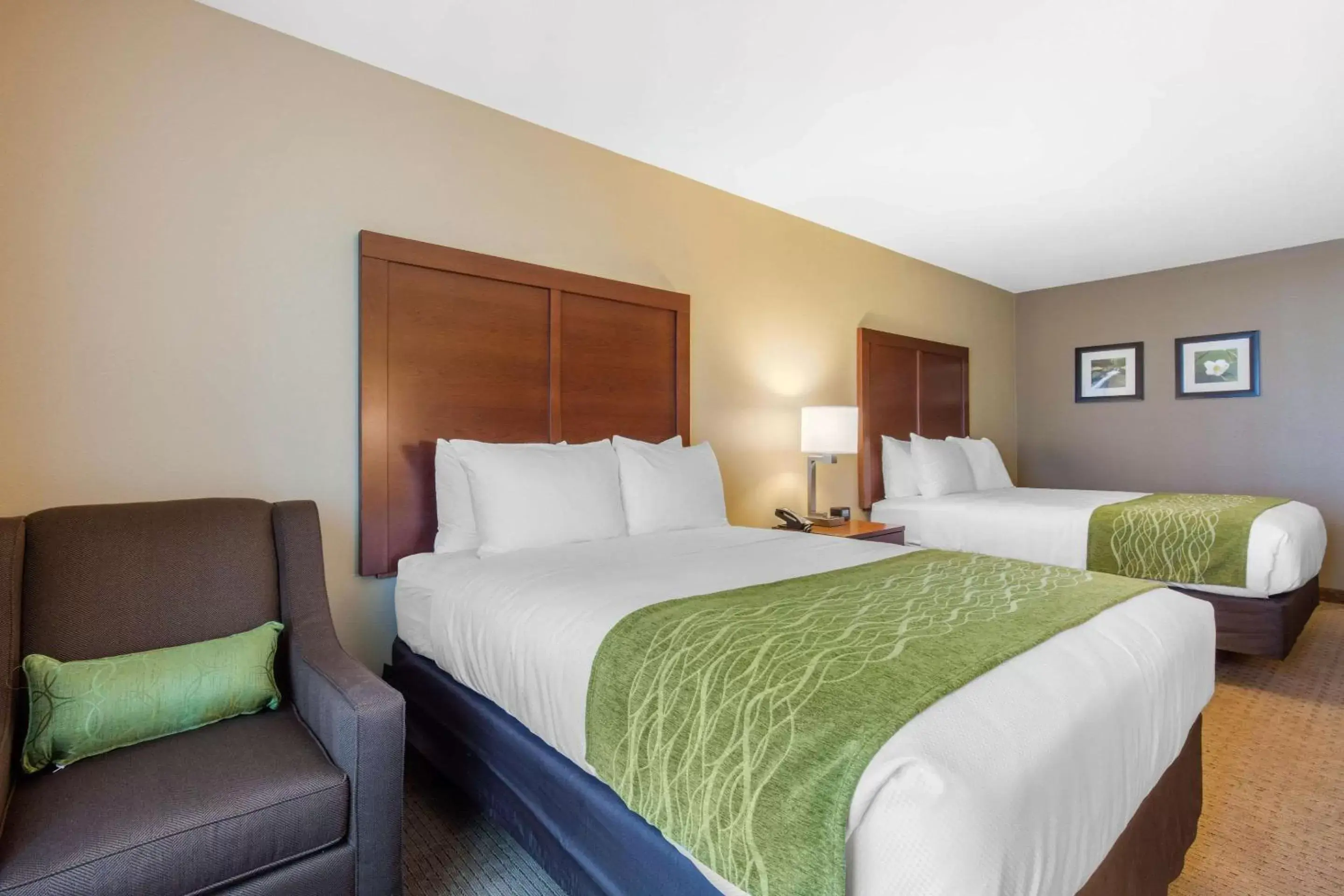 Photo of the whole room, Bed in Comfort Inn & Suites at CrossPlex Village
