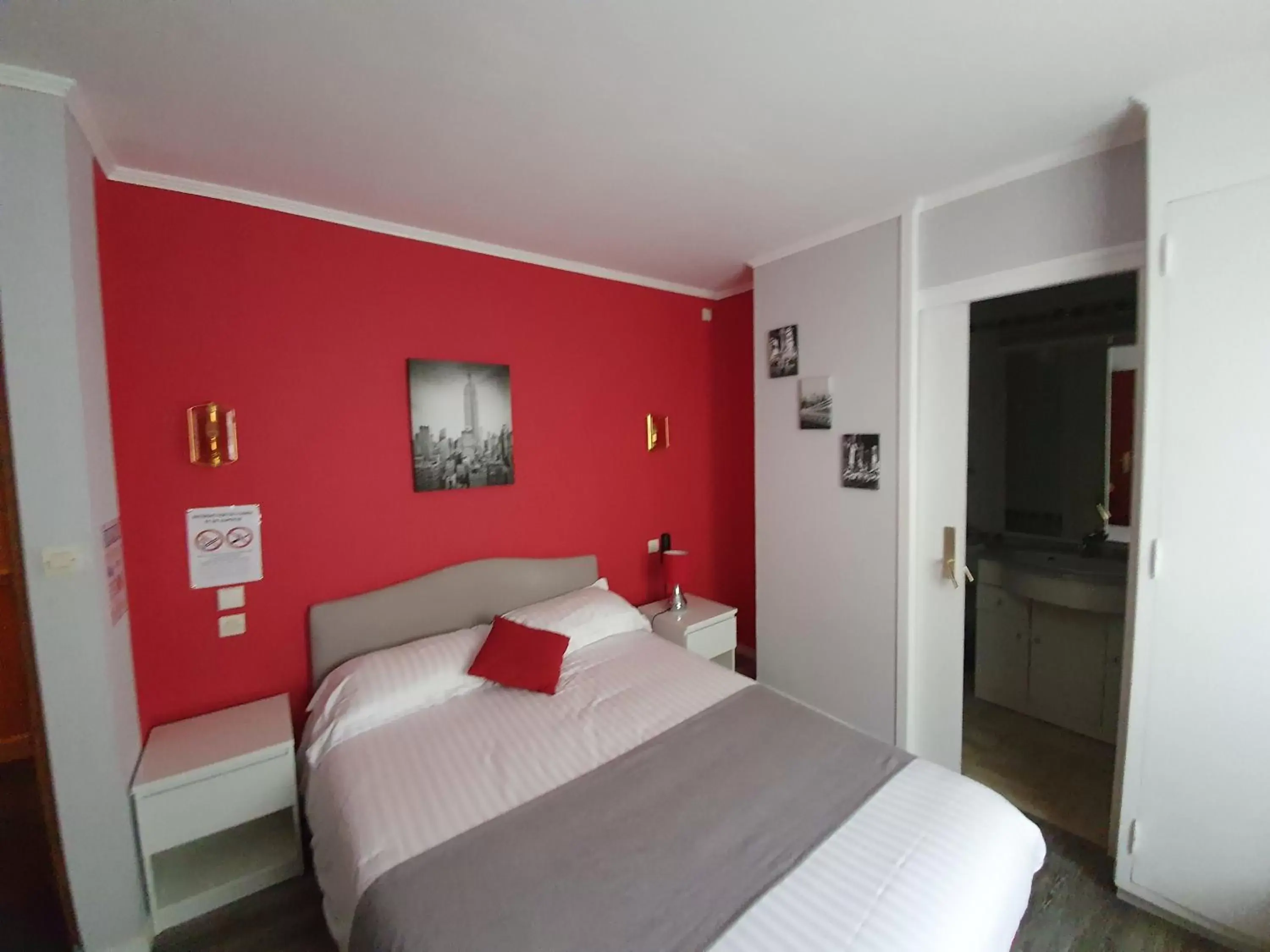 Photo of the whole room, Bed in Contact Hôtel du Relais Thouars