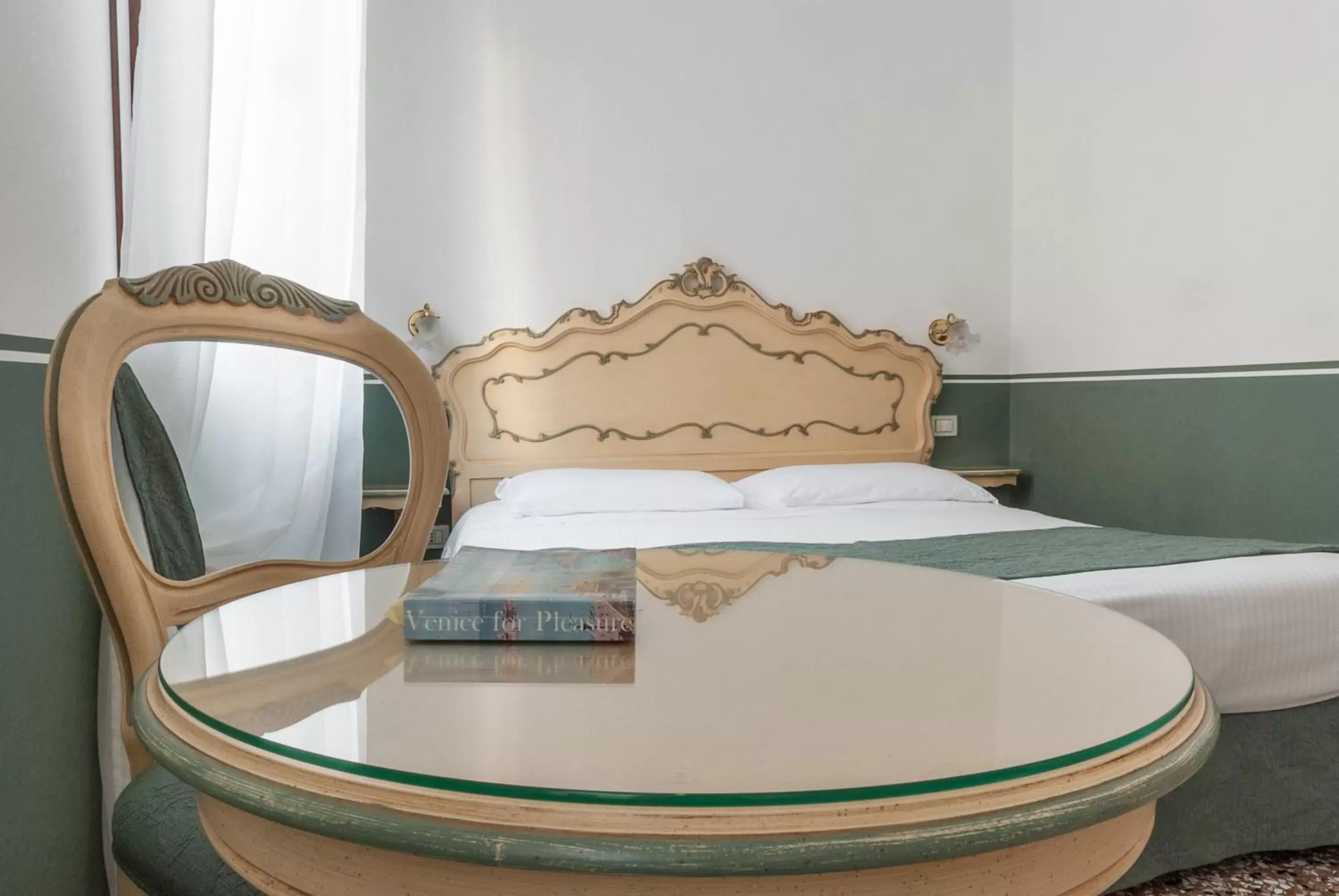 Bed in Ca' San Trovaso - 6 Rooms