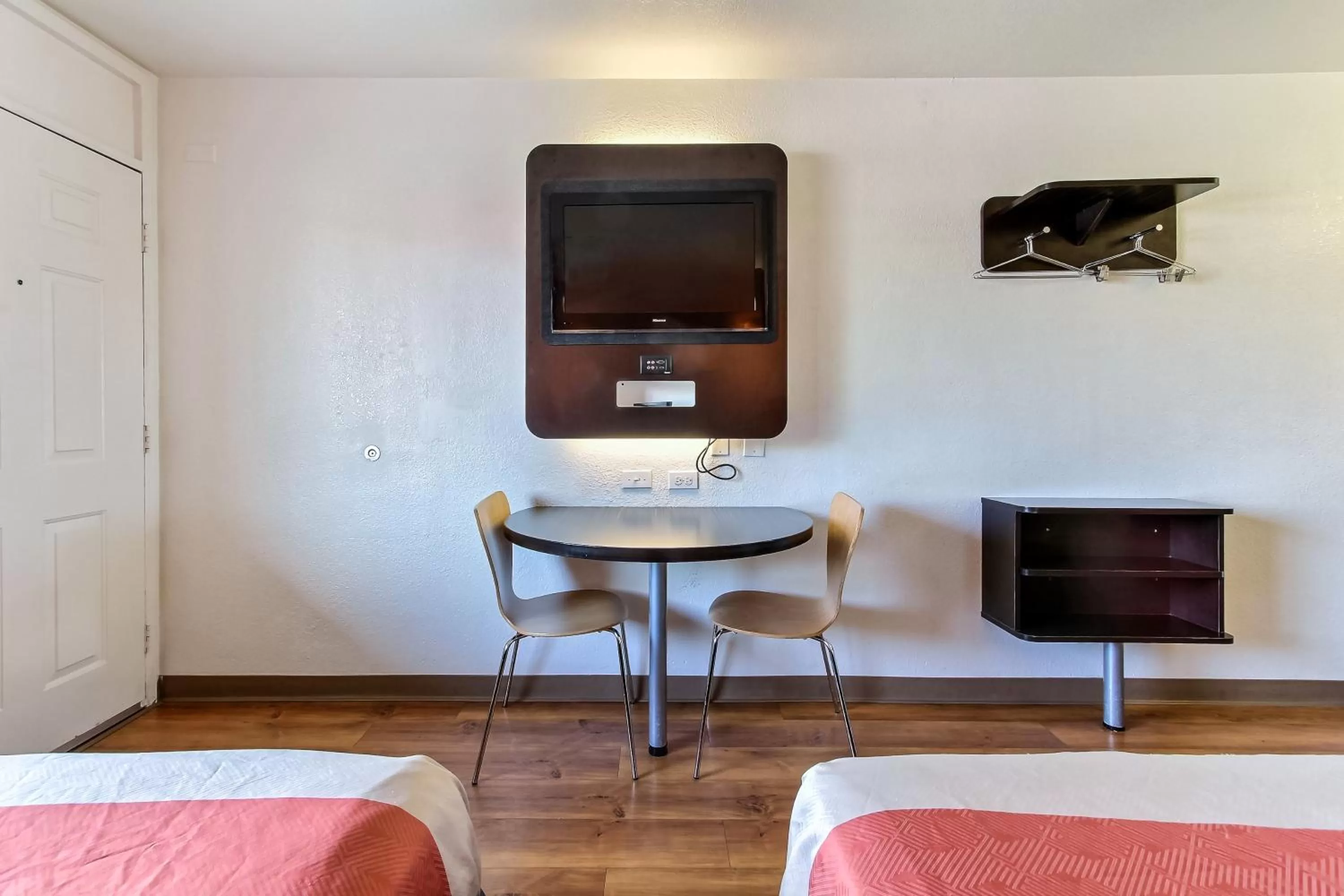 TV and multimedia, Bed in Motel 6-Santa Clara, CA