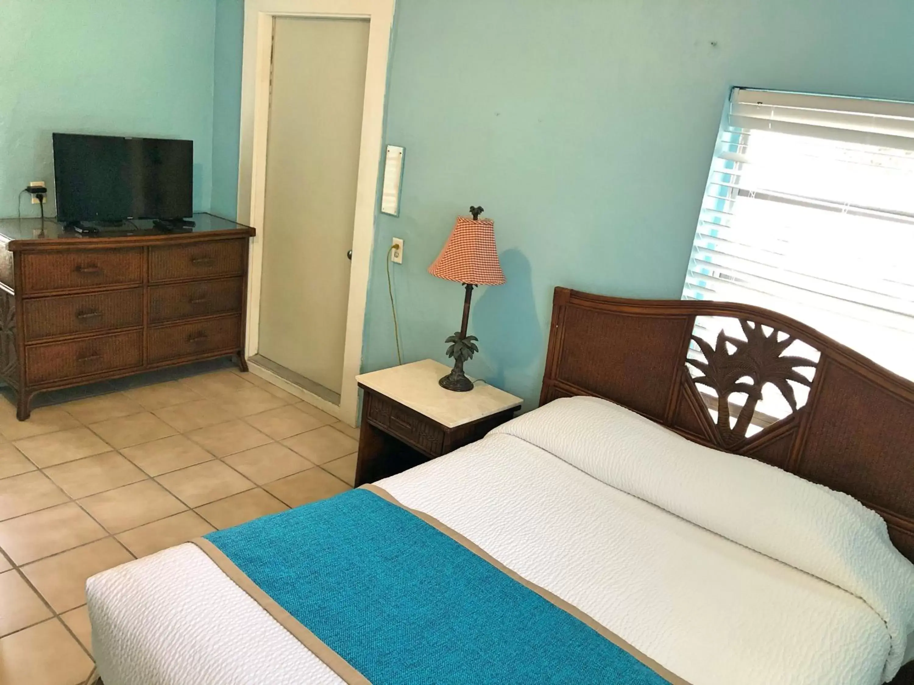 Bedroom, Bed in The Pelican Key Largo Cottages