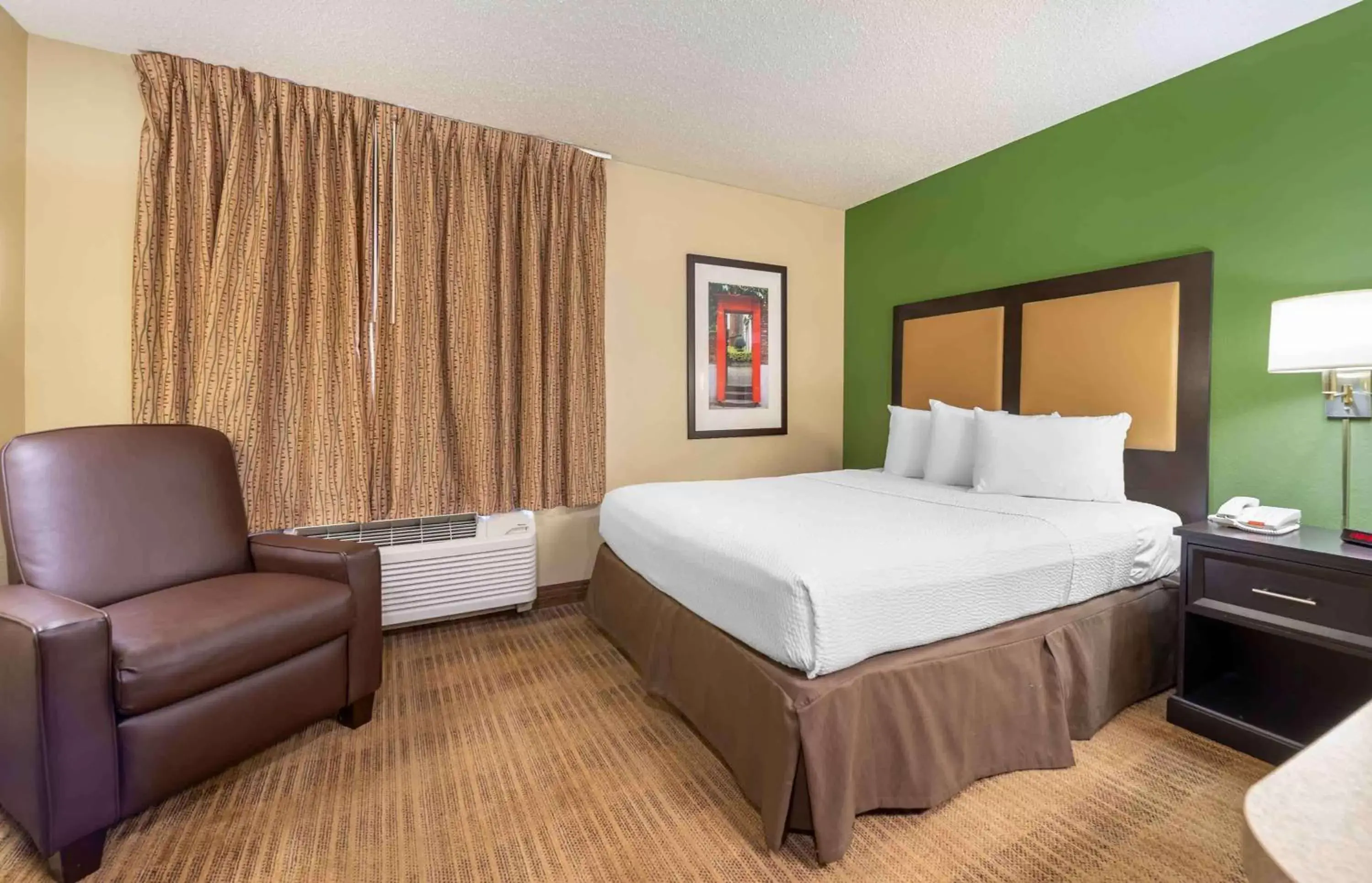 Bedroom, Bed in Extended Stay America Suites - Merrillville - US Rte 30