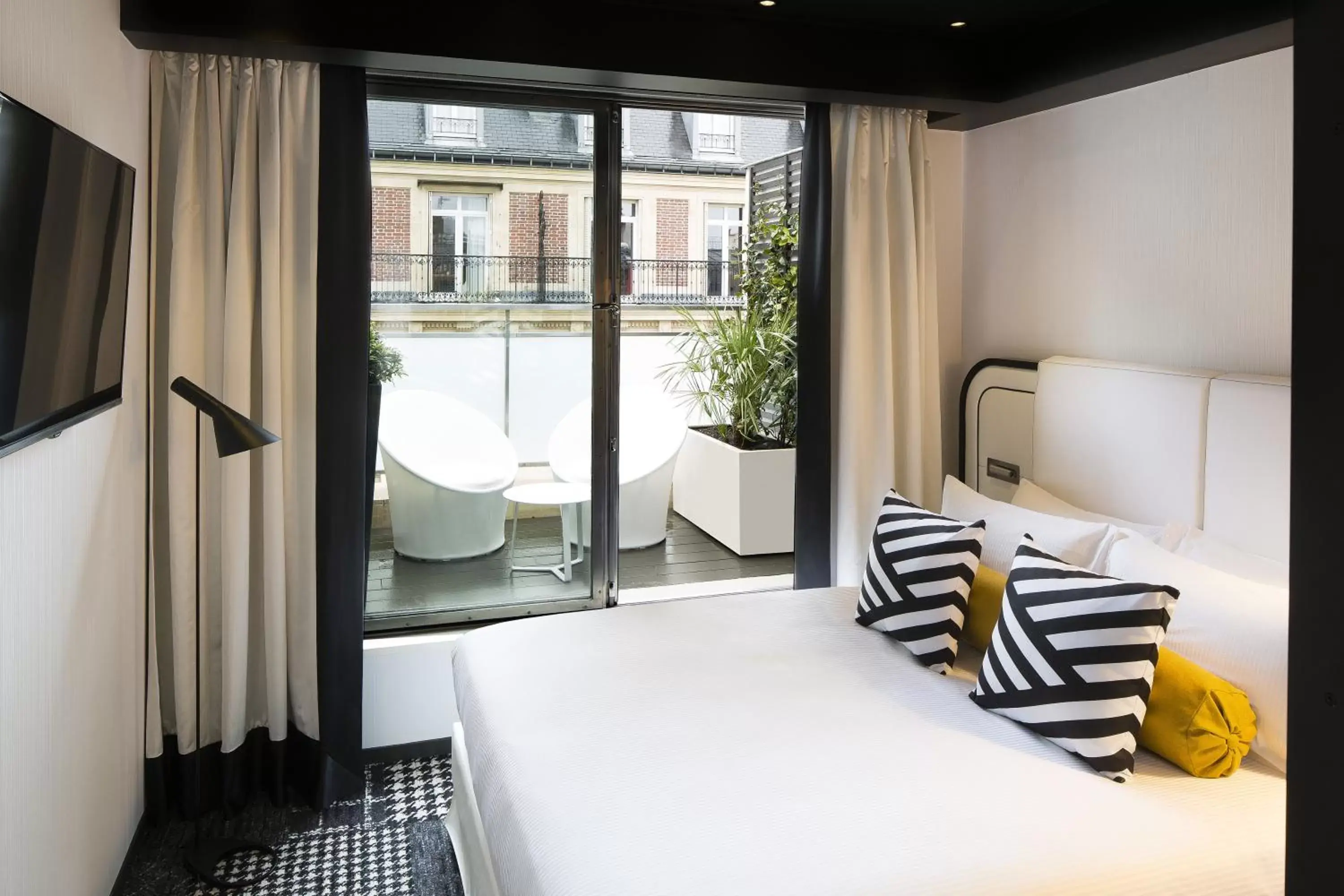 Suite with Terrace in Hotel Ekta Champs Elysées