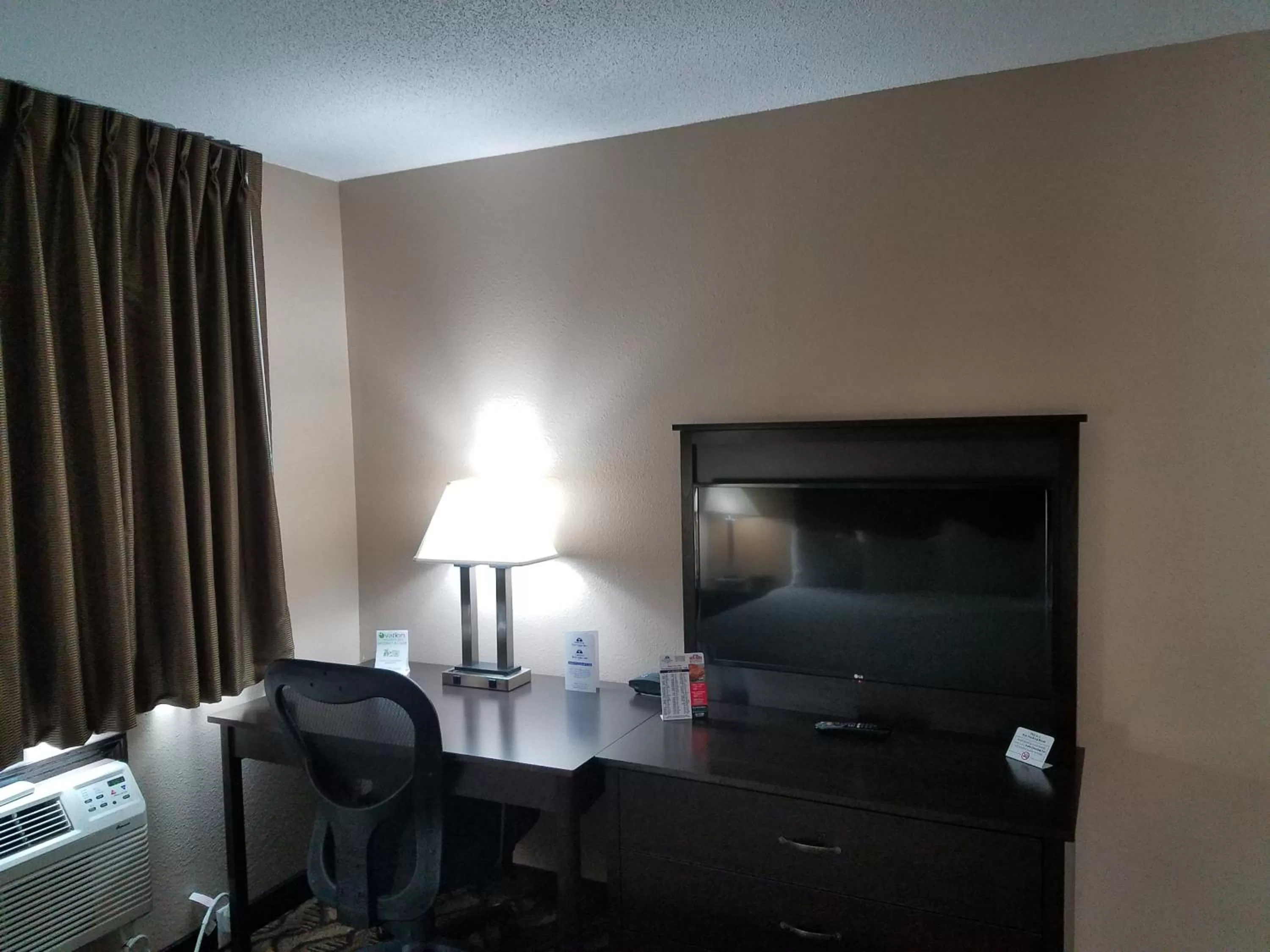 TV and multimedia in Americas Best Value Inn and Suites Bismarck