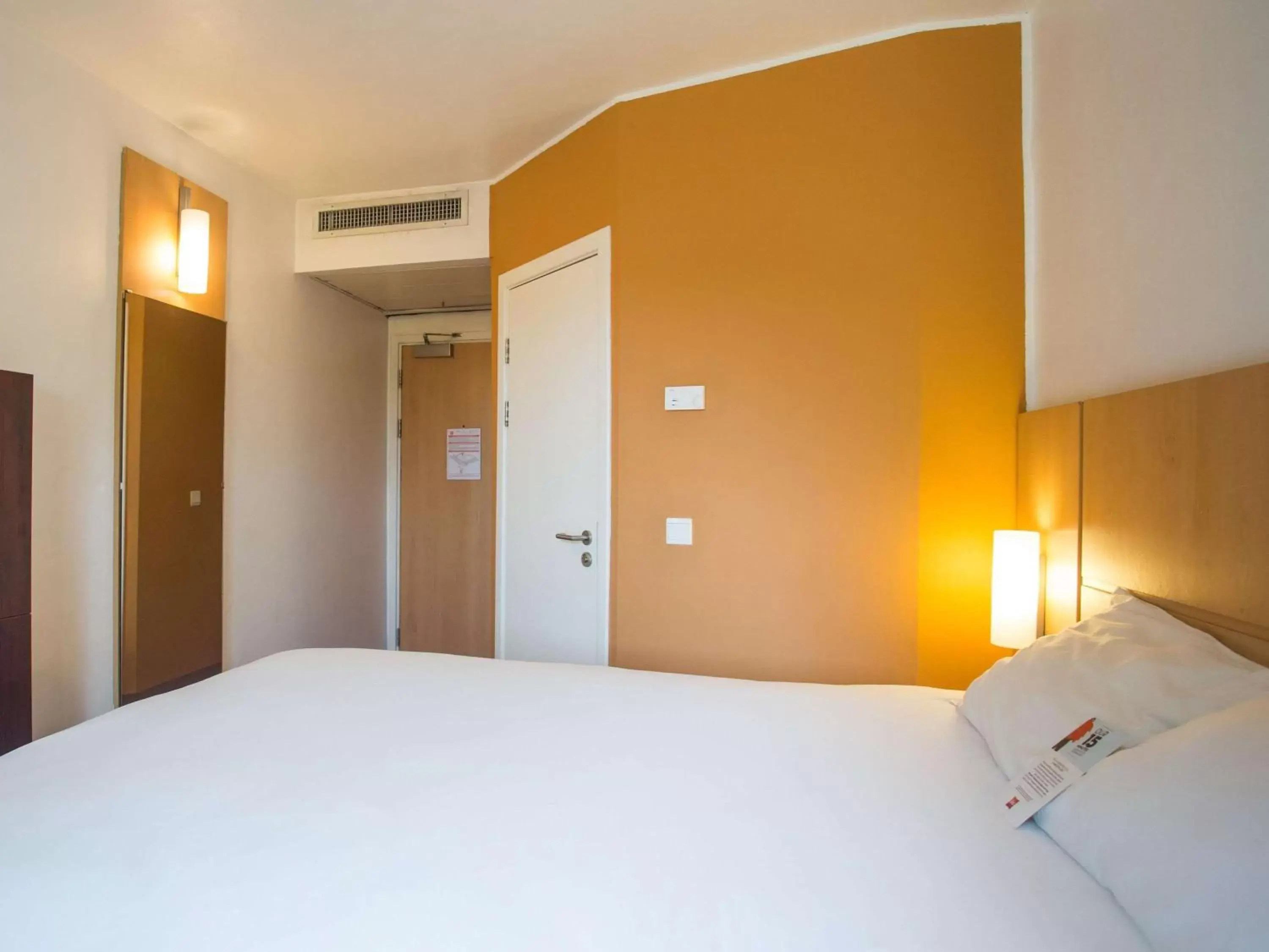 Photo of the whole room, Bed in Ibis Lagos Airport