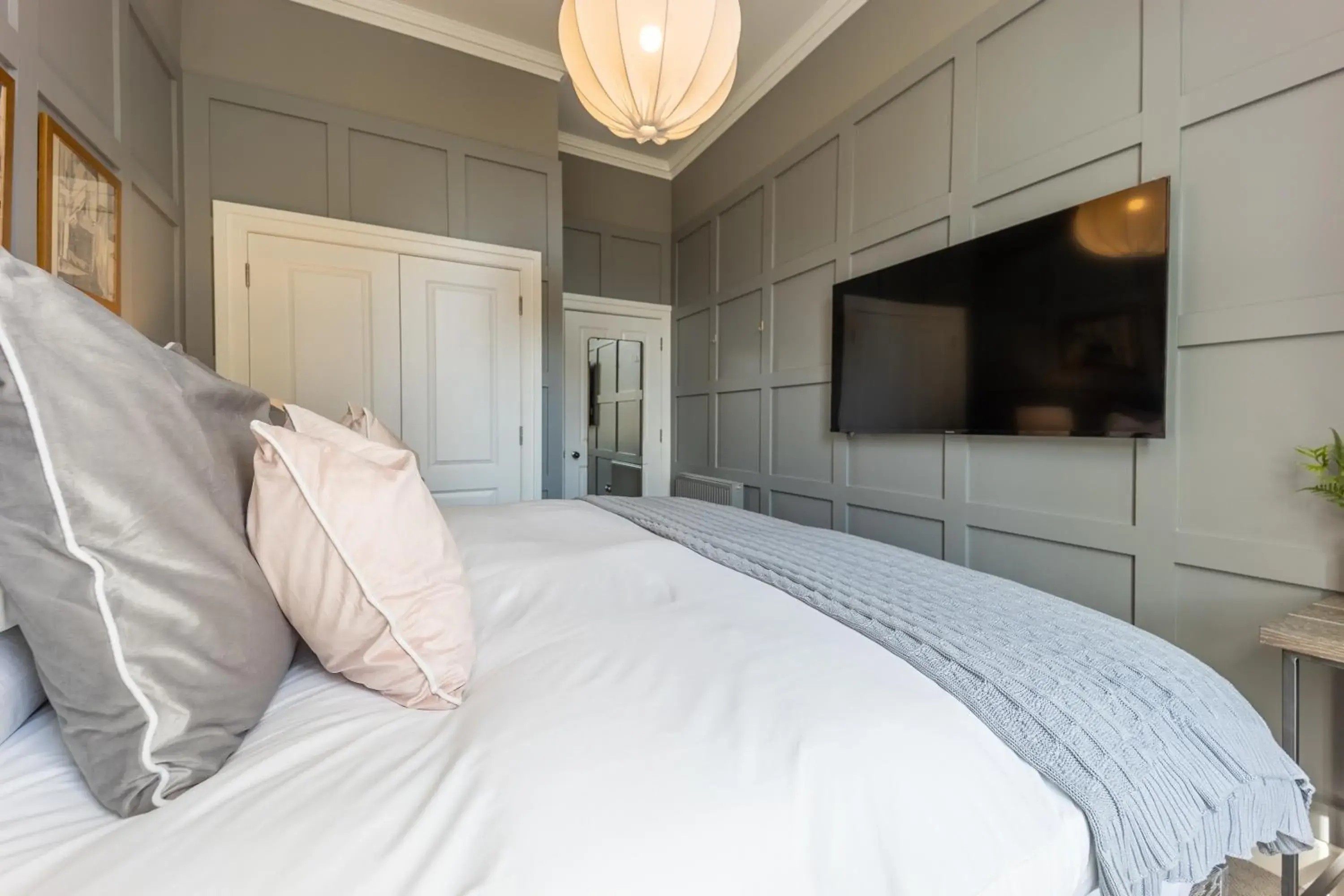 TV and multimedia, Bed in No1 Apartments Edinburgh - George IV Bridge