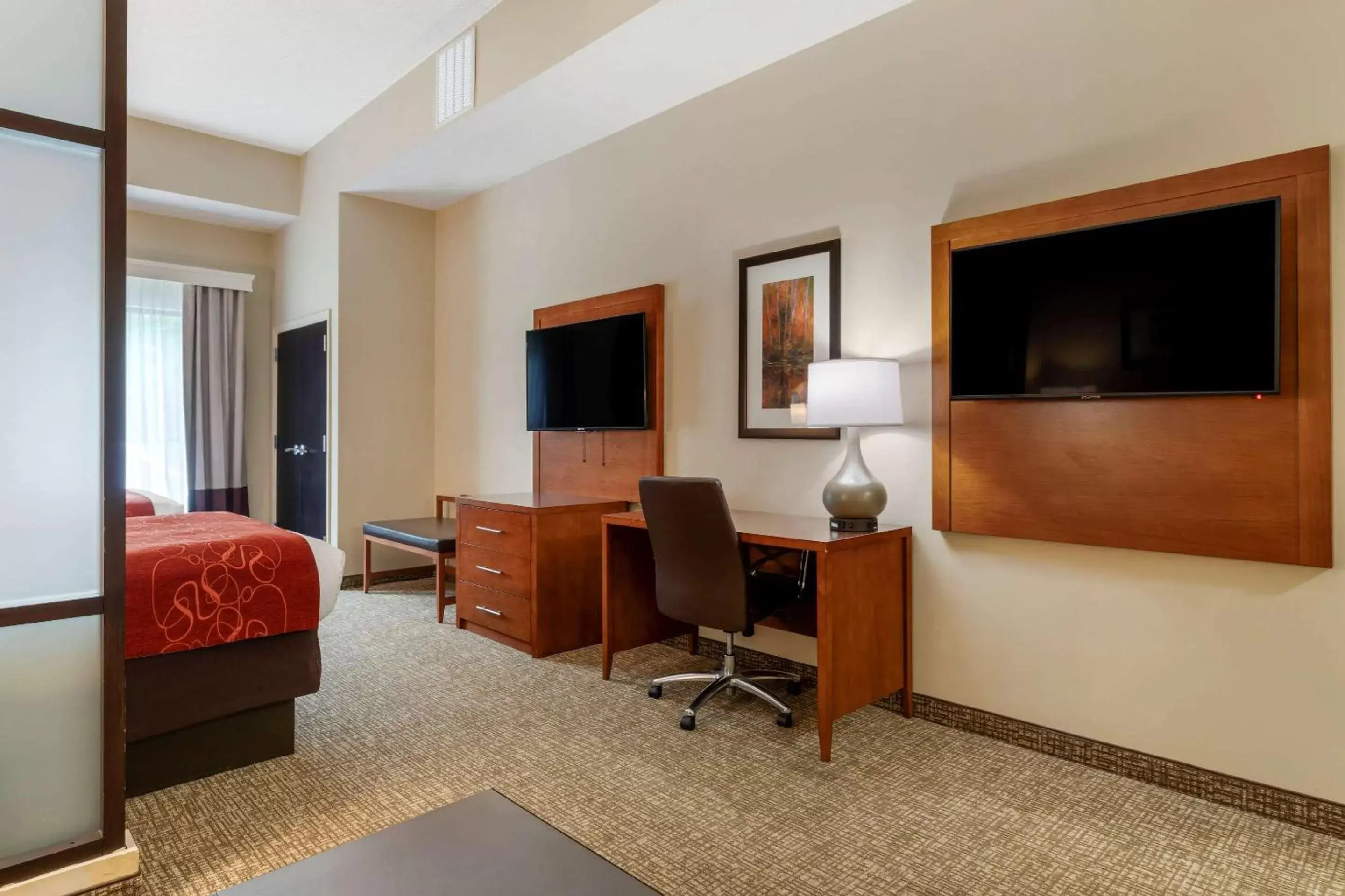 Photo of the whole room, TV/Entertainment Center in Comfort Suites Kingsport