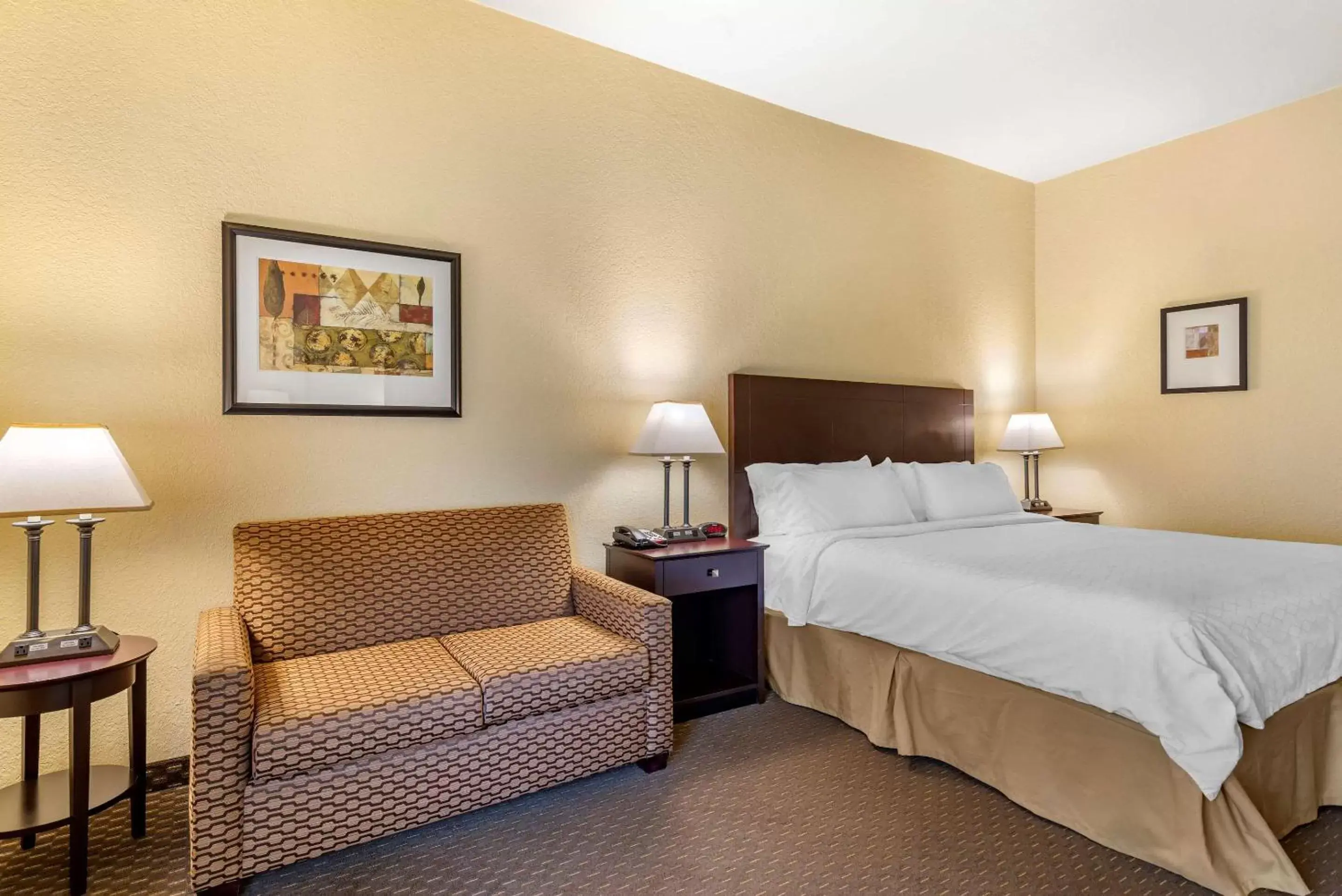 Photo of the whole room, Bed in Comfort Inn & Suites Dahlonega University Area