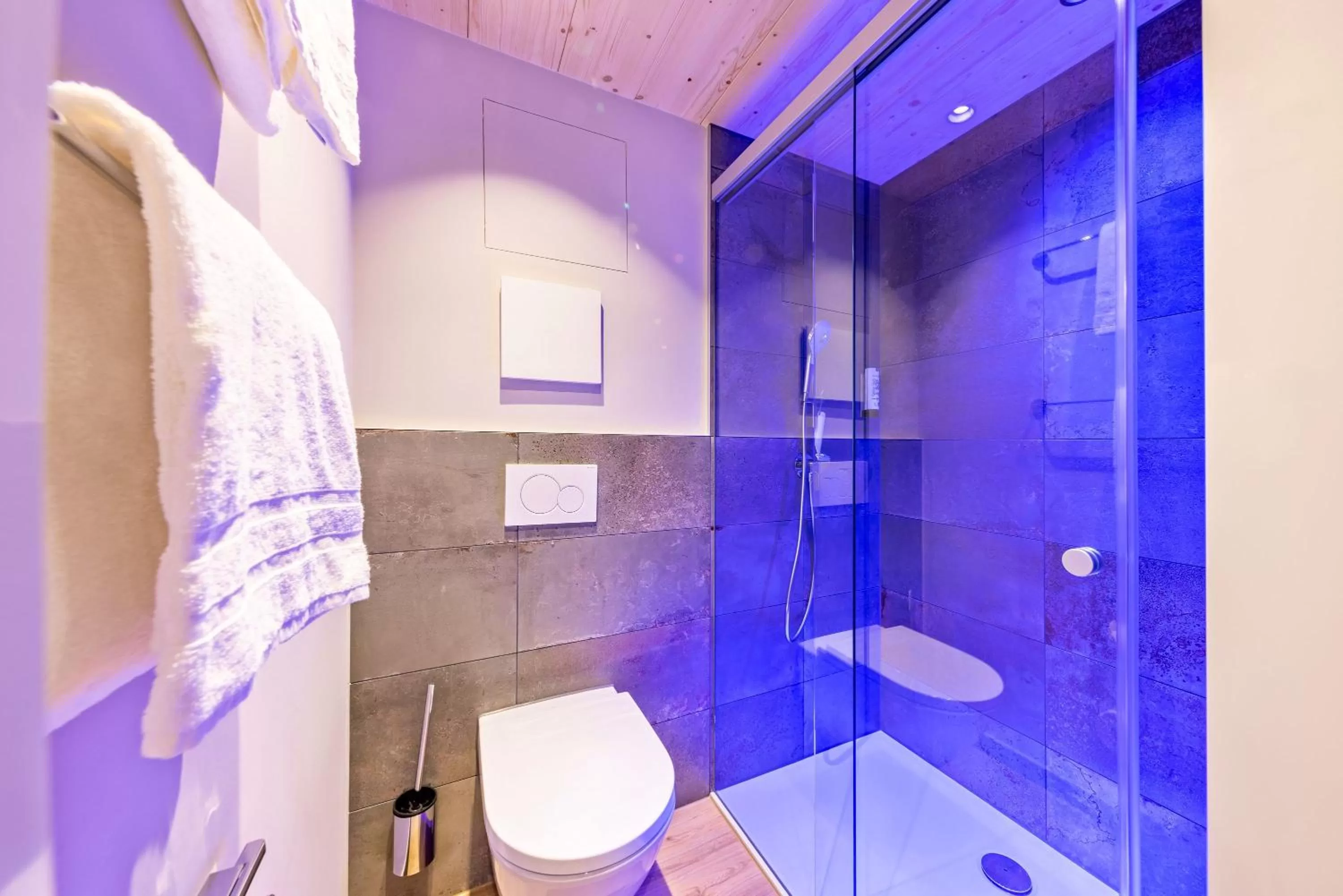 Shower in BOLLWERK Lifestyle Hotel, automatisiertes Hotel mit Self Check In