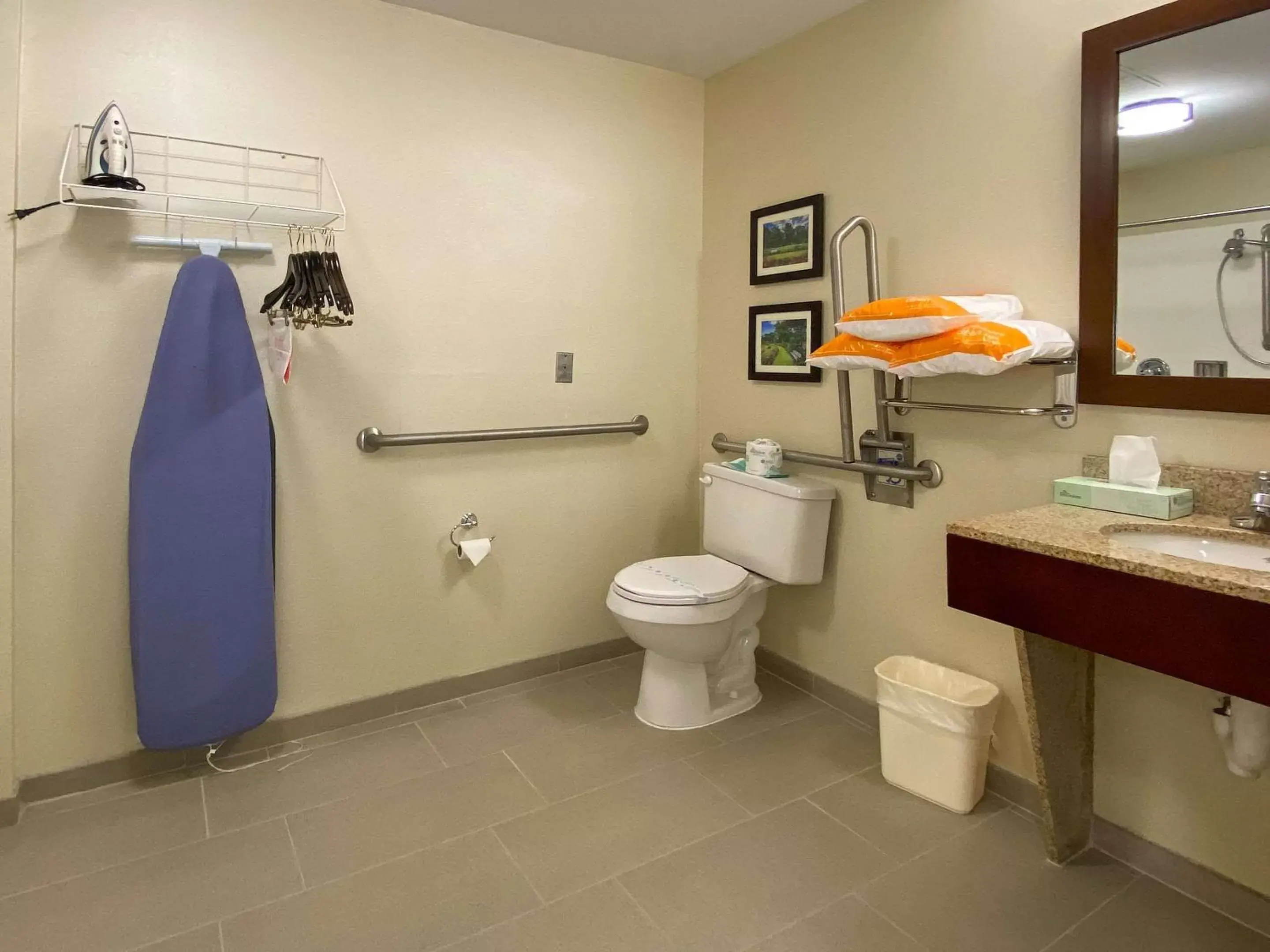 Bedroom, Bathroom in Comfort Inn East Windsor - Springfield