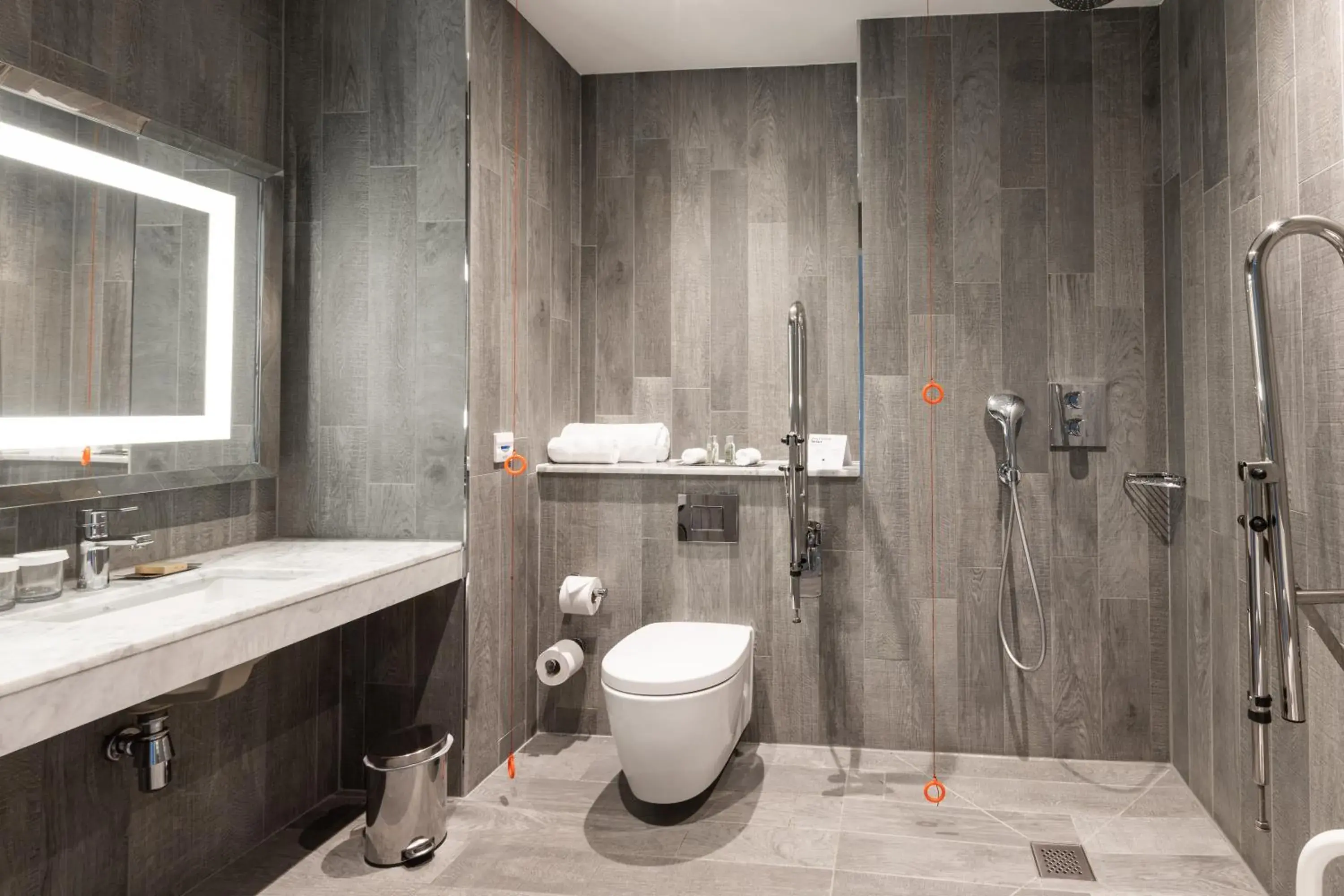 Bathroom in DoubleTree by Hilton Edinburgh - Queensferry Crossing