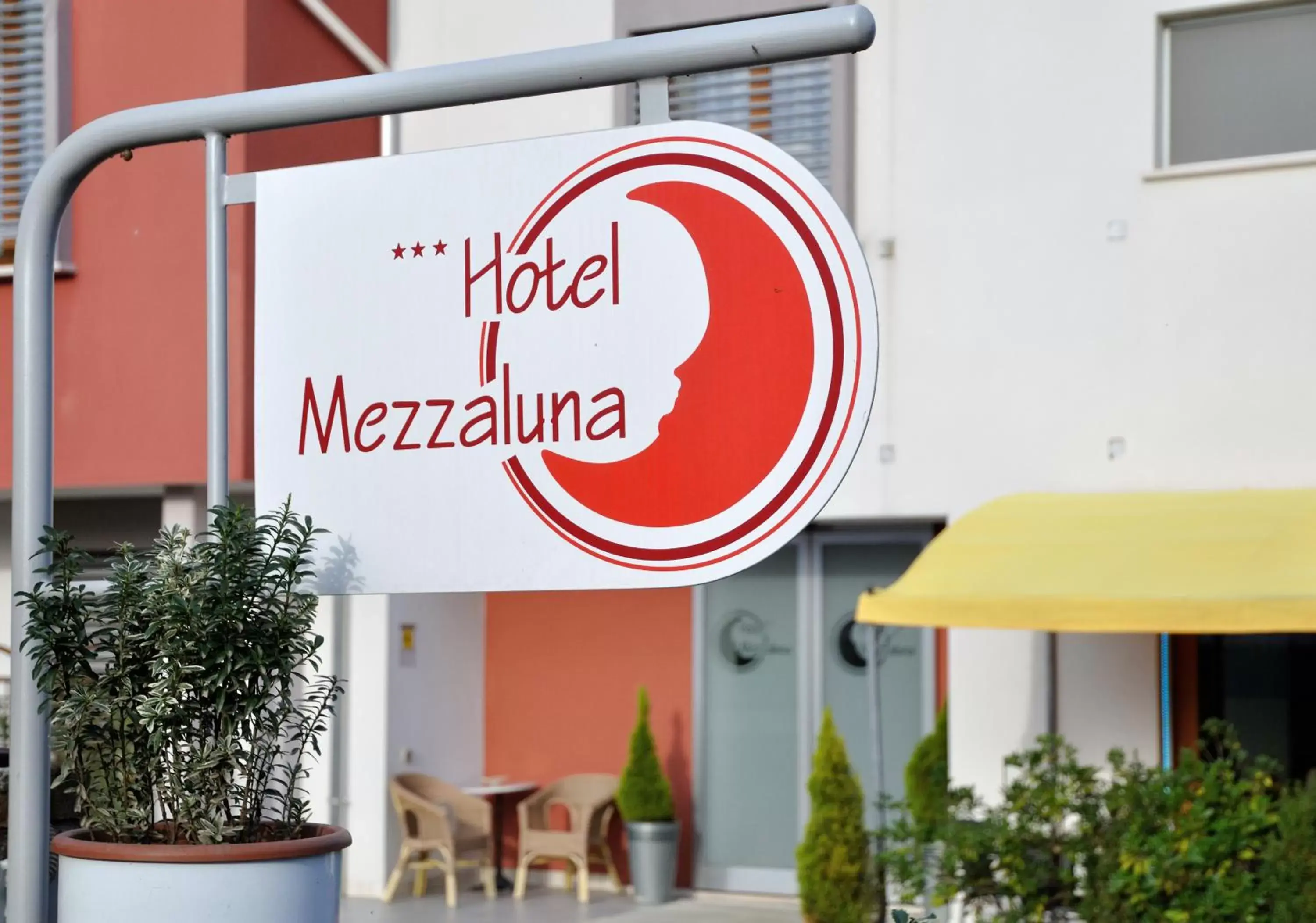 Facade/entrance in Hotel Mezzaluna