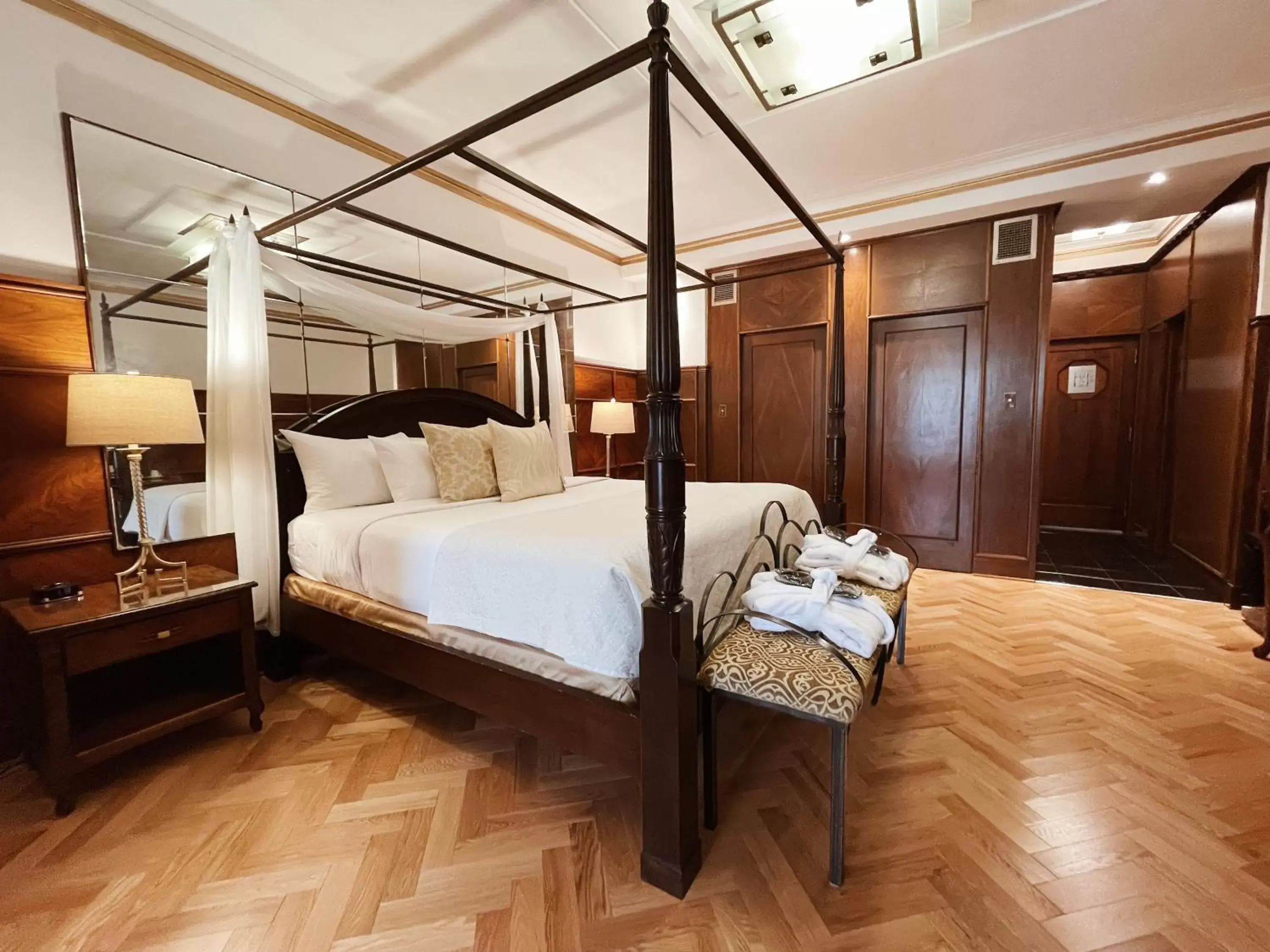Bed in Hotel Manoir D'Auteuil