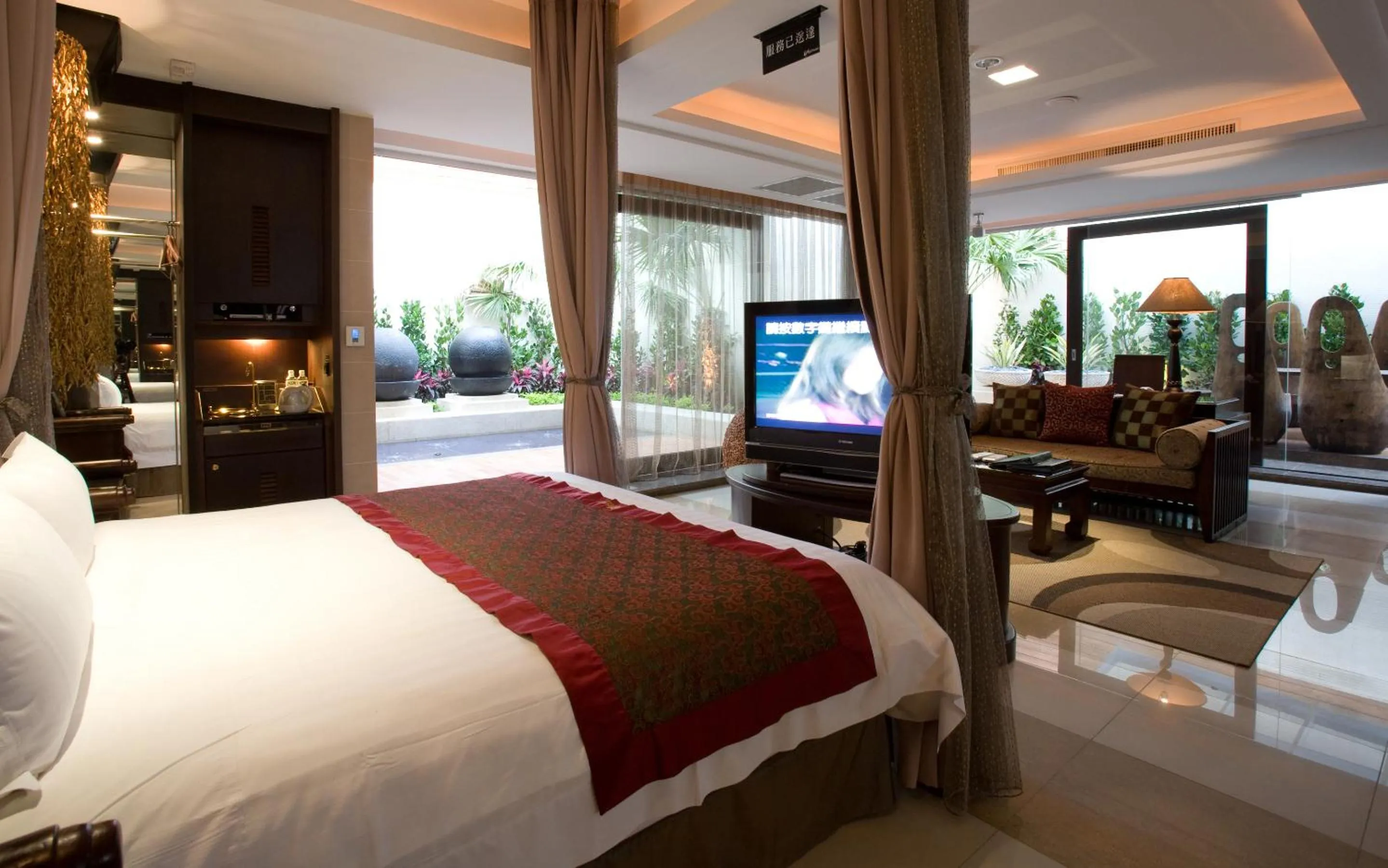 Photo of the whole room, Bed in Yes Motel