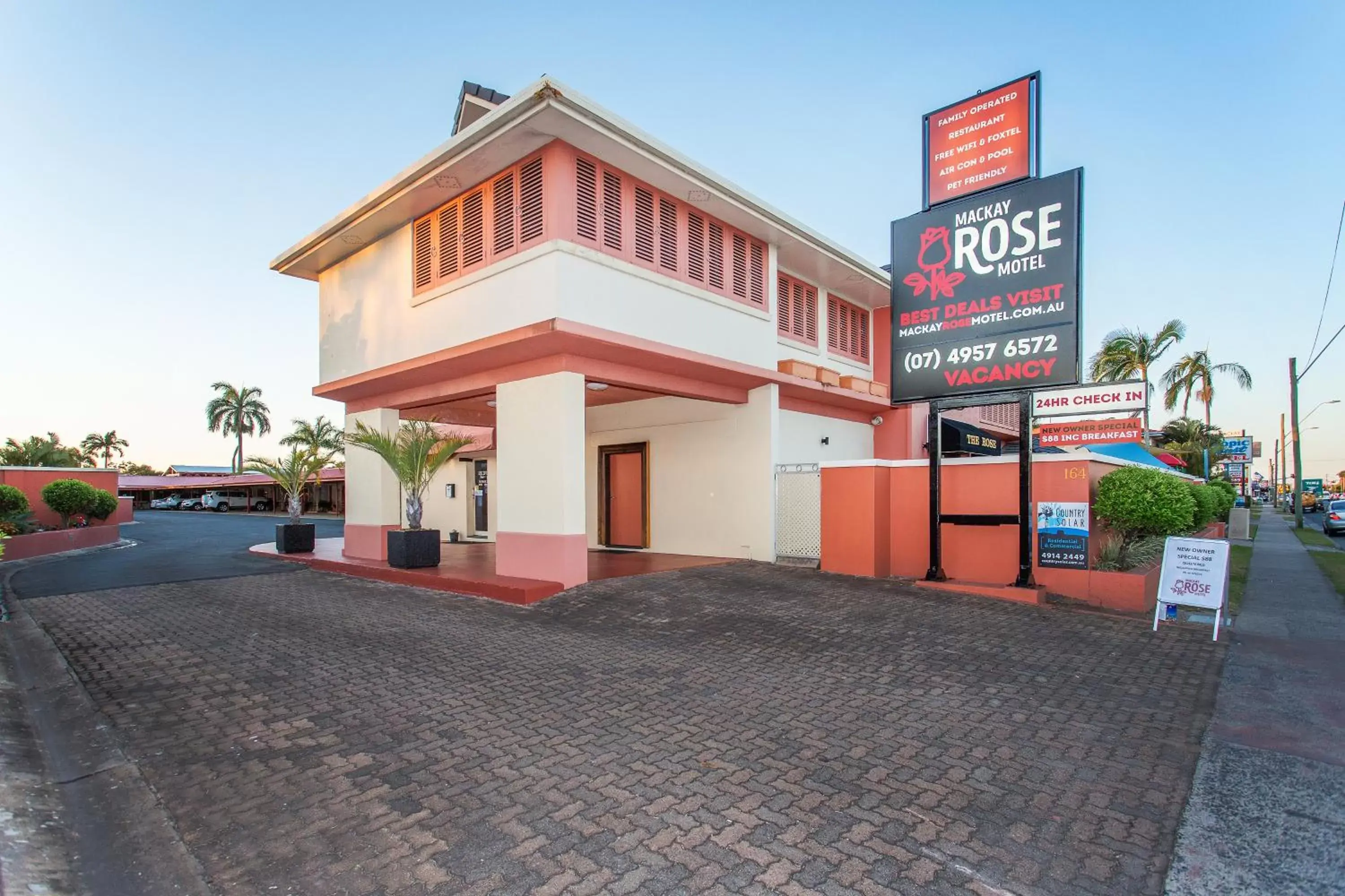 Facade/entrance, Property Building in Mackay Rose Motel