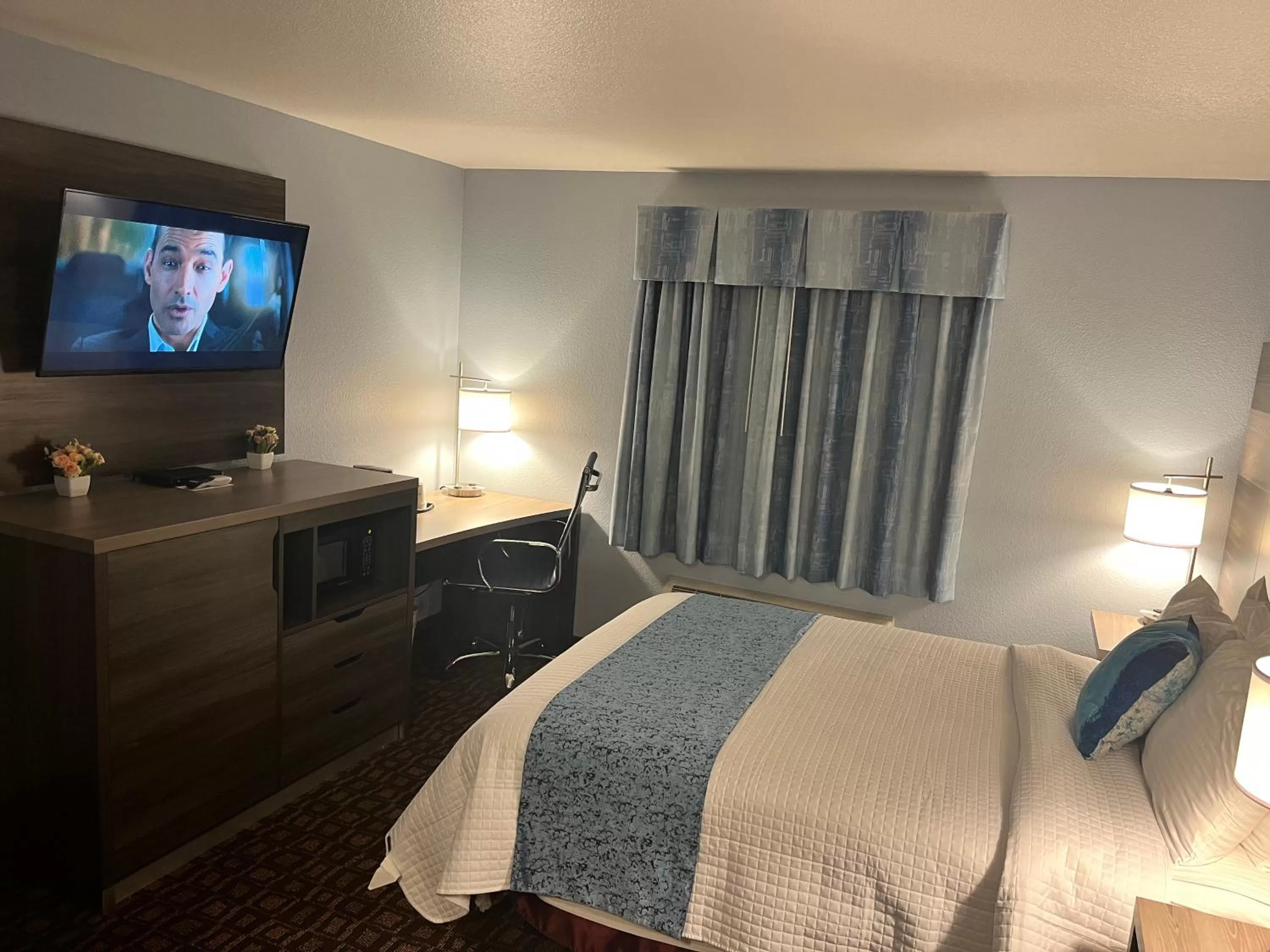 Guests, Bed in Garnett Hotel & RV Park