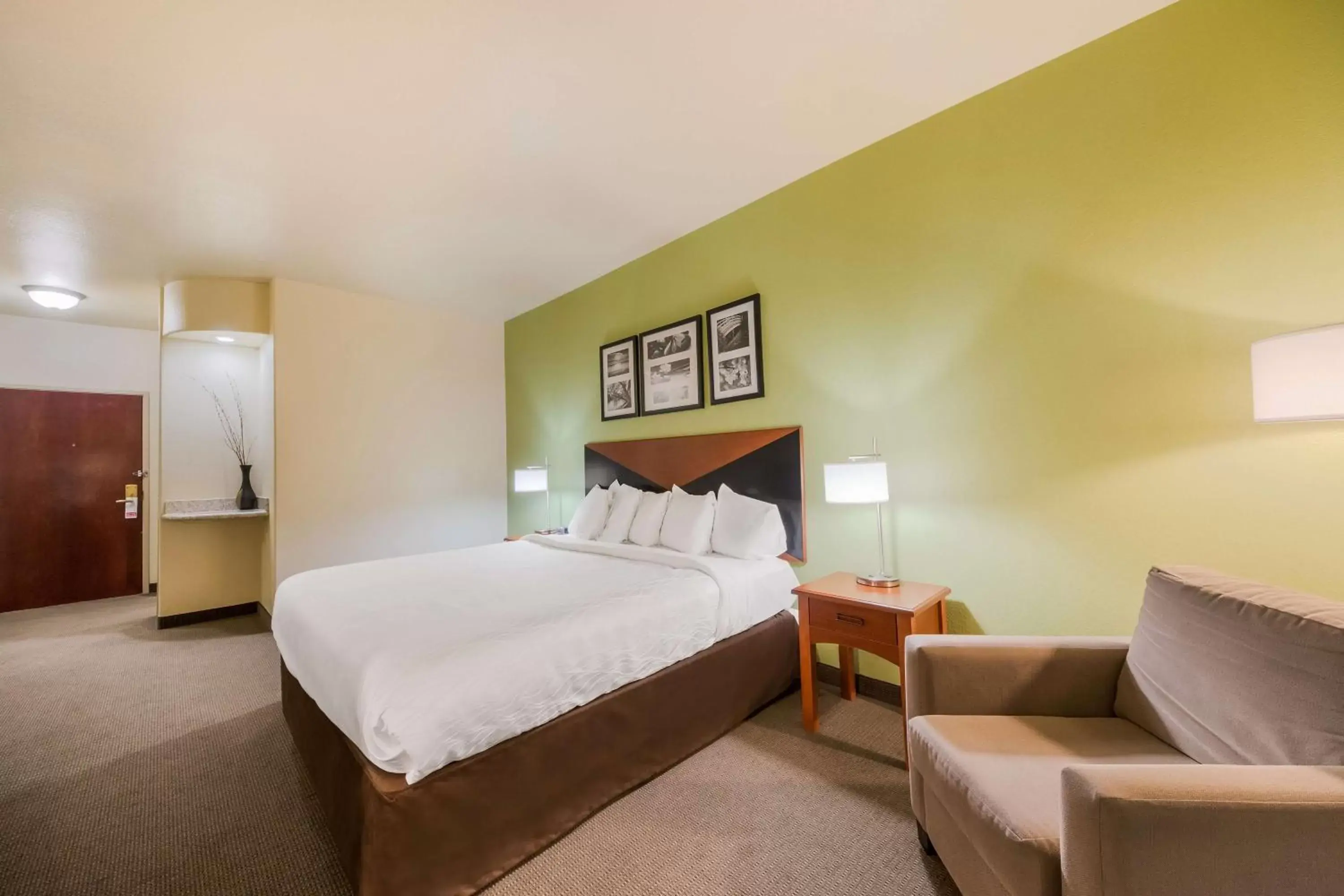 Bedroom, Bed in SureStay Plus Hotel by Best Western Near SeaWorld San Antonio