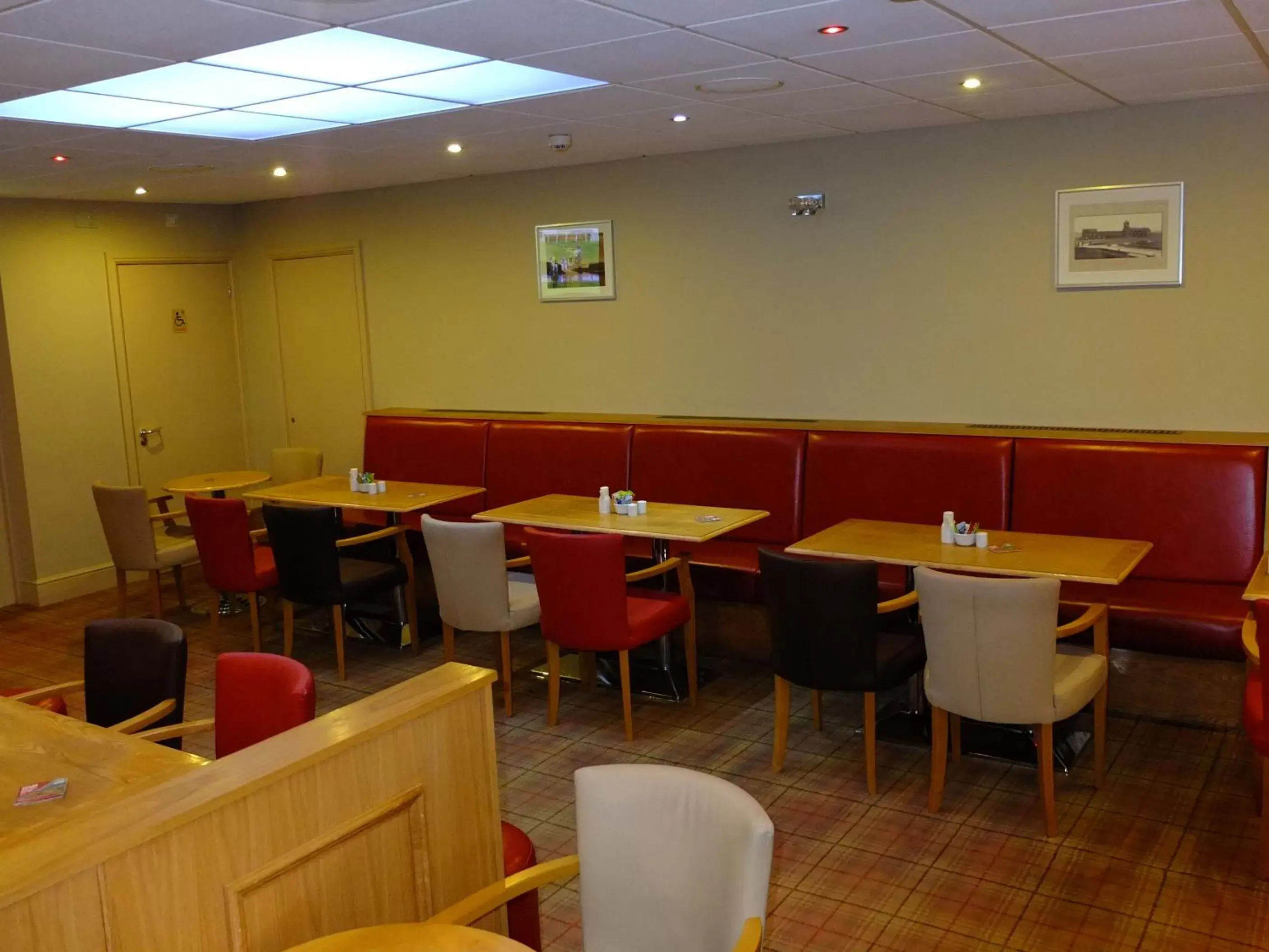 Lounge or bar, Restaurant/Places to Eat in The Golden Lion Hotel