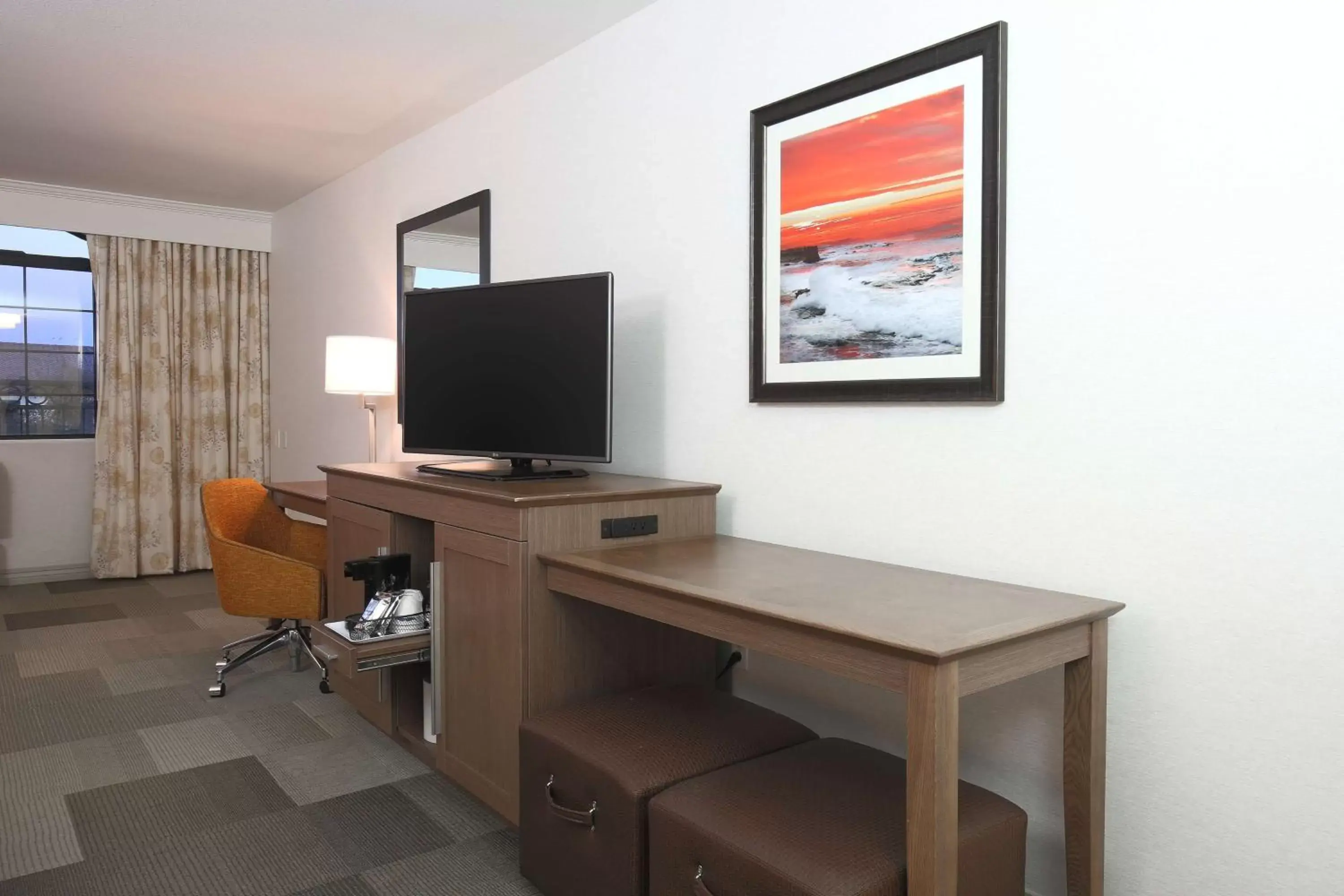 Bedroom, TV/Entertainment Center in Hampton Inn & Suites Camarillo