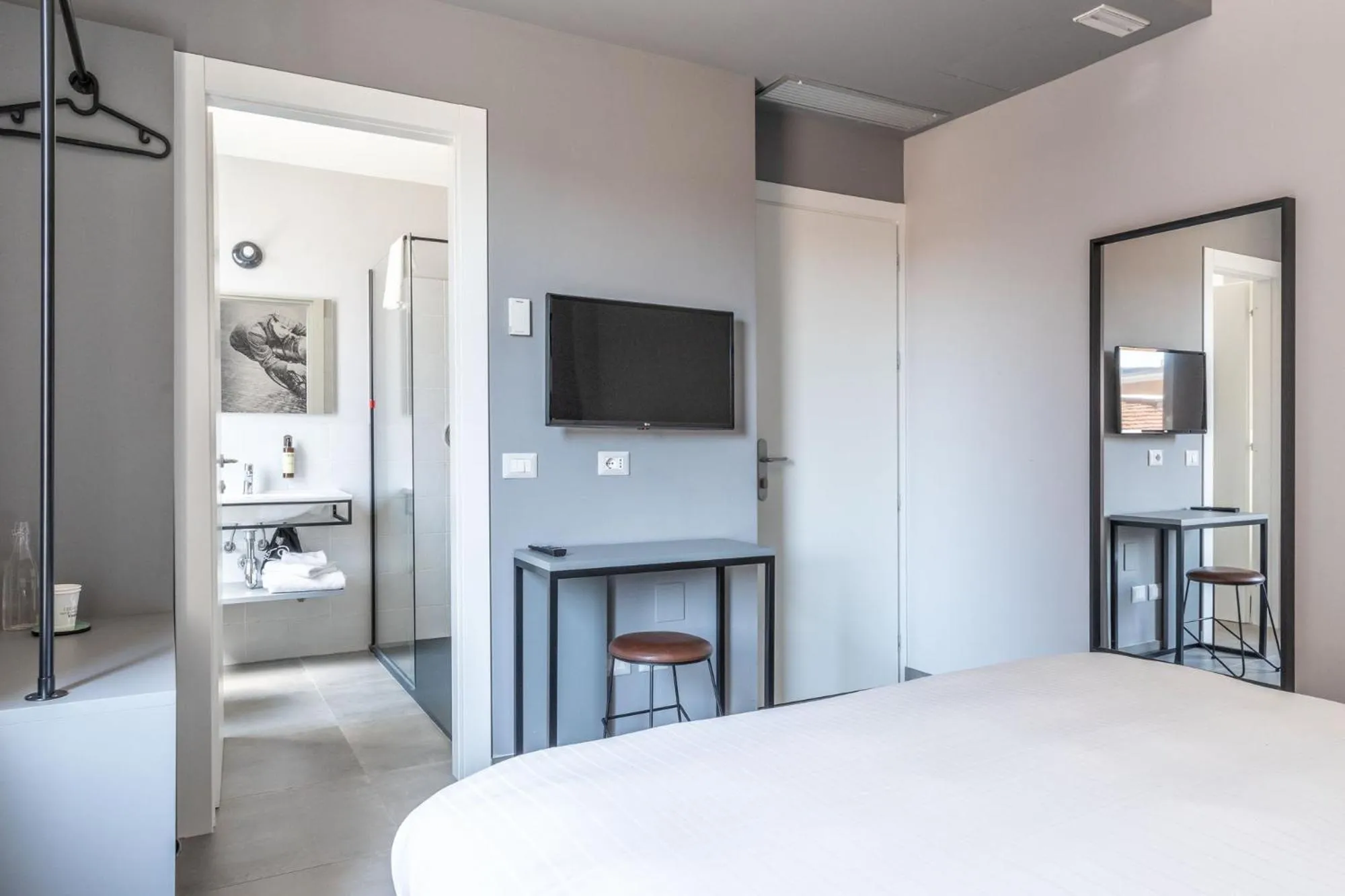 Photo of the whole room, Bed in Mathis