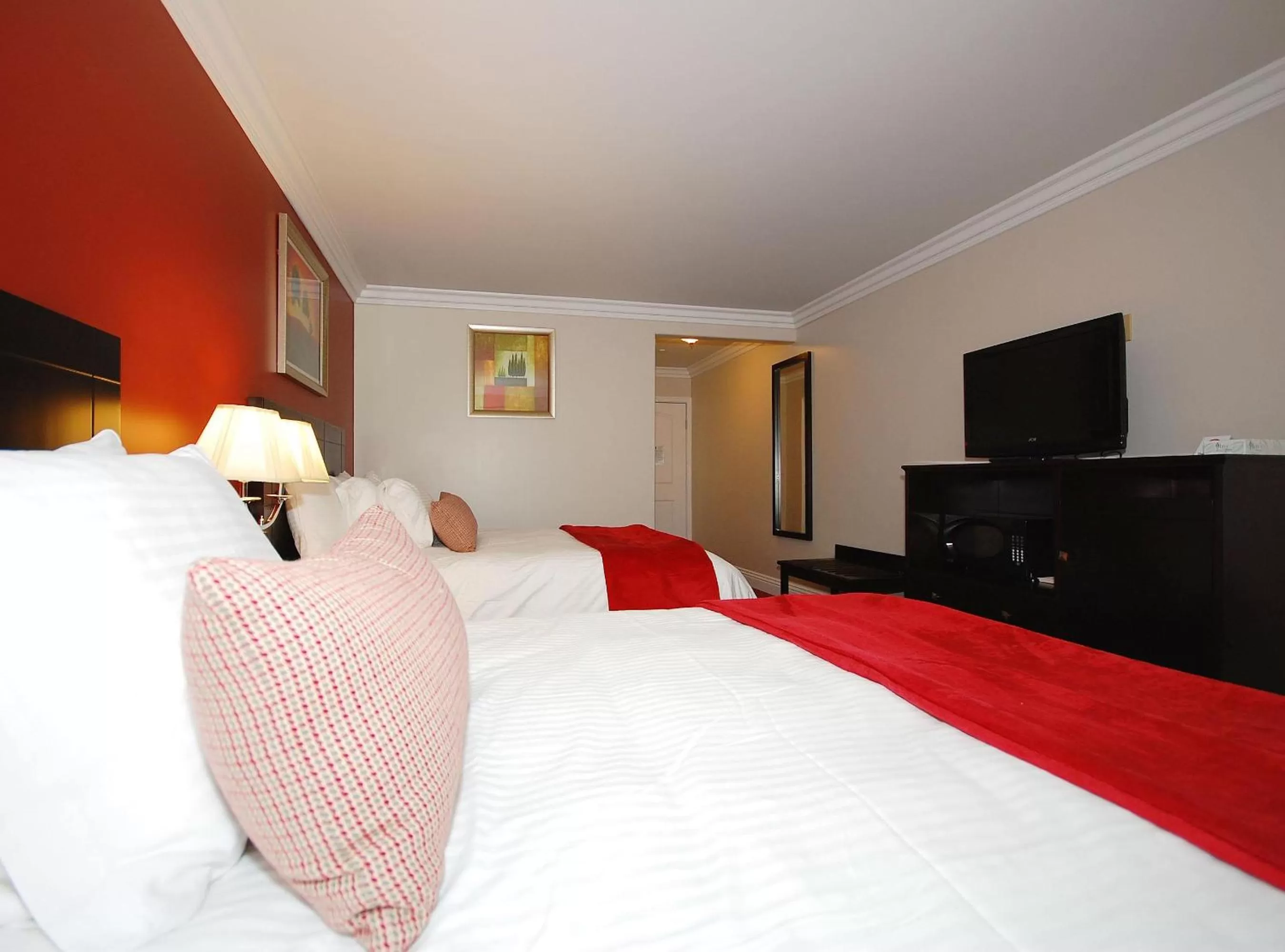 Photo of the whole room, Bed in Best Western Burbank Airport Inn