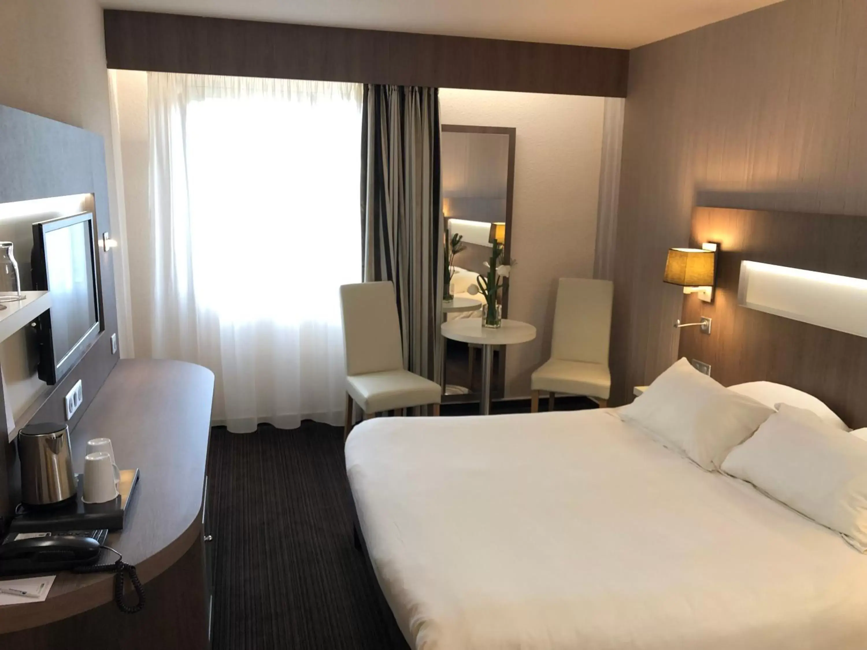 Photo of the whole room, Bed in Best Western Marseille Aeroport
