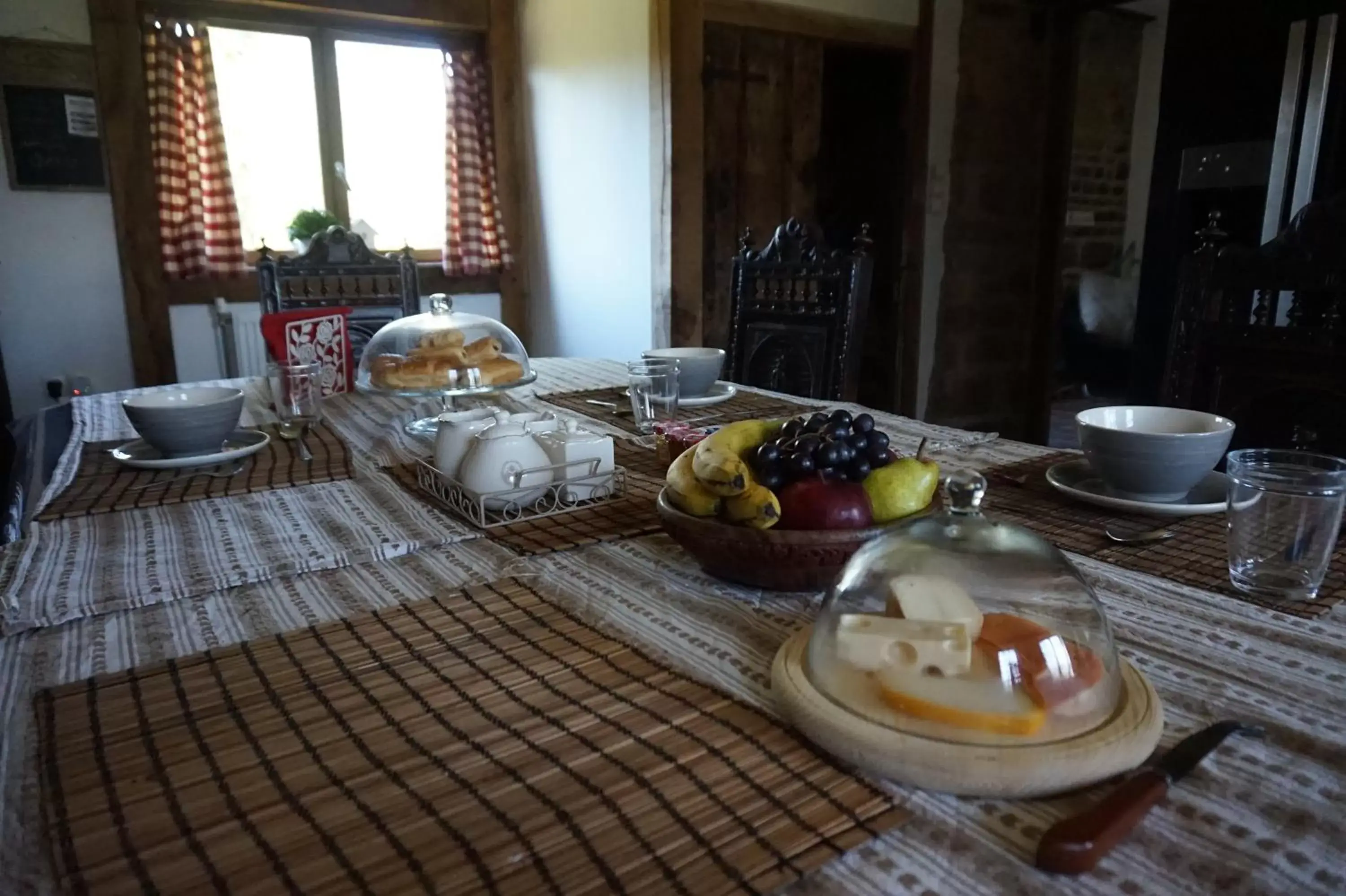 Continental breakfast in Maison du Murphy