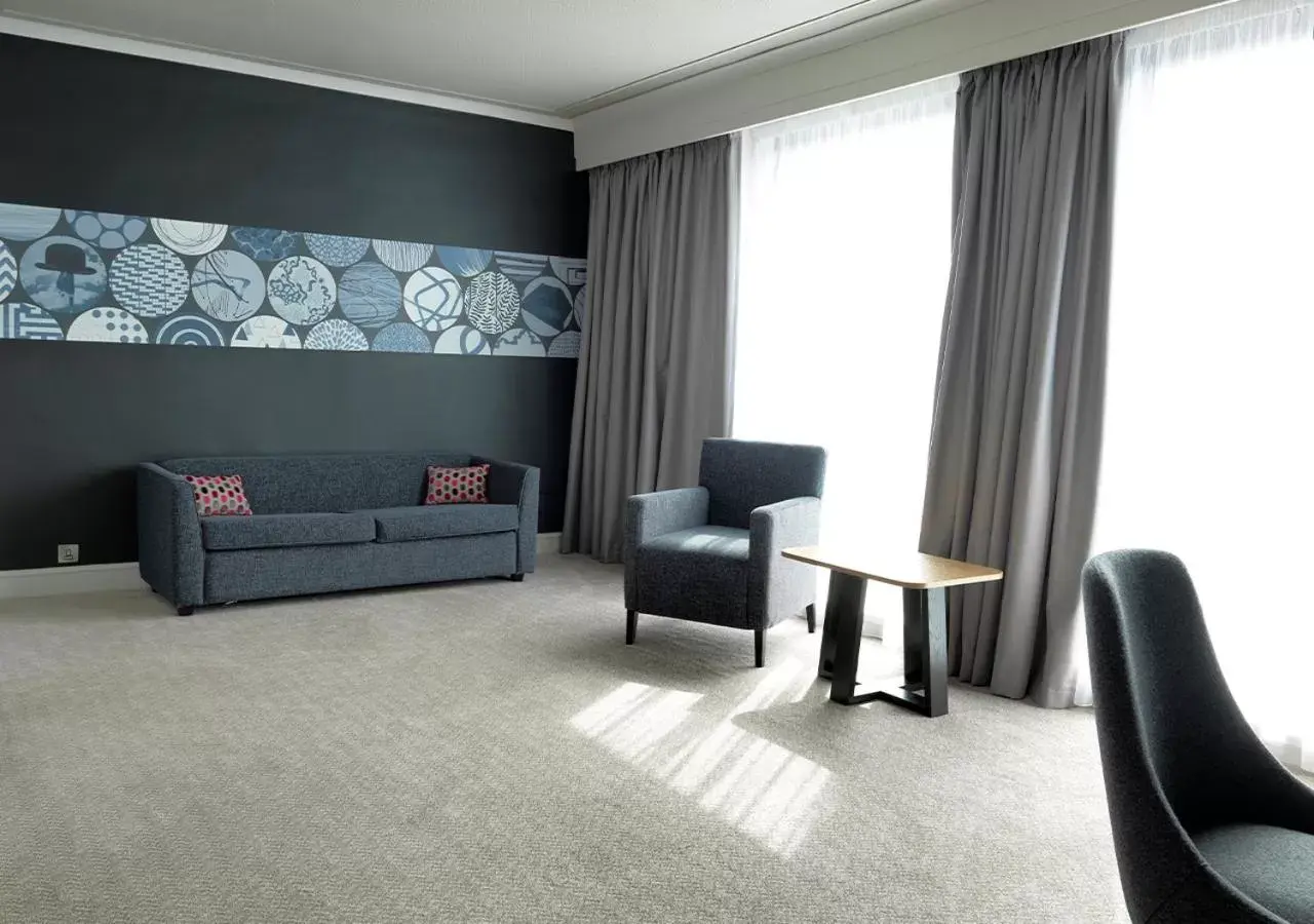 Living room, Seating Area in Crowne Plaza Stratford-upon-Avon, an IHG Hotel