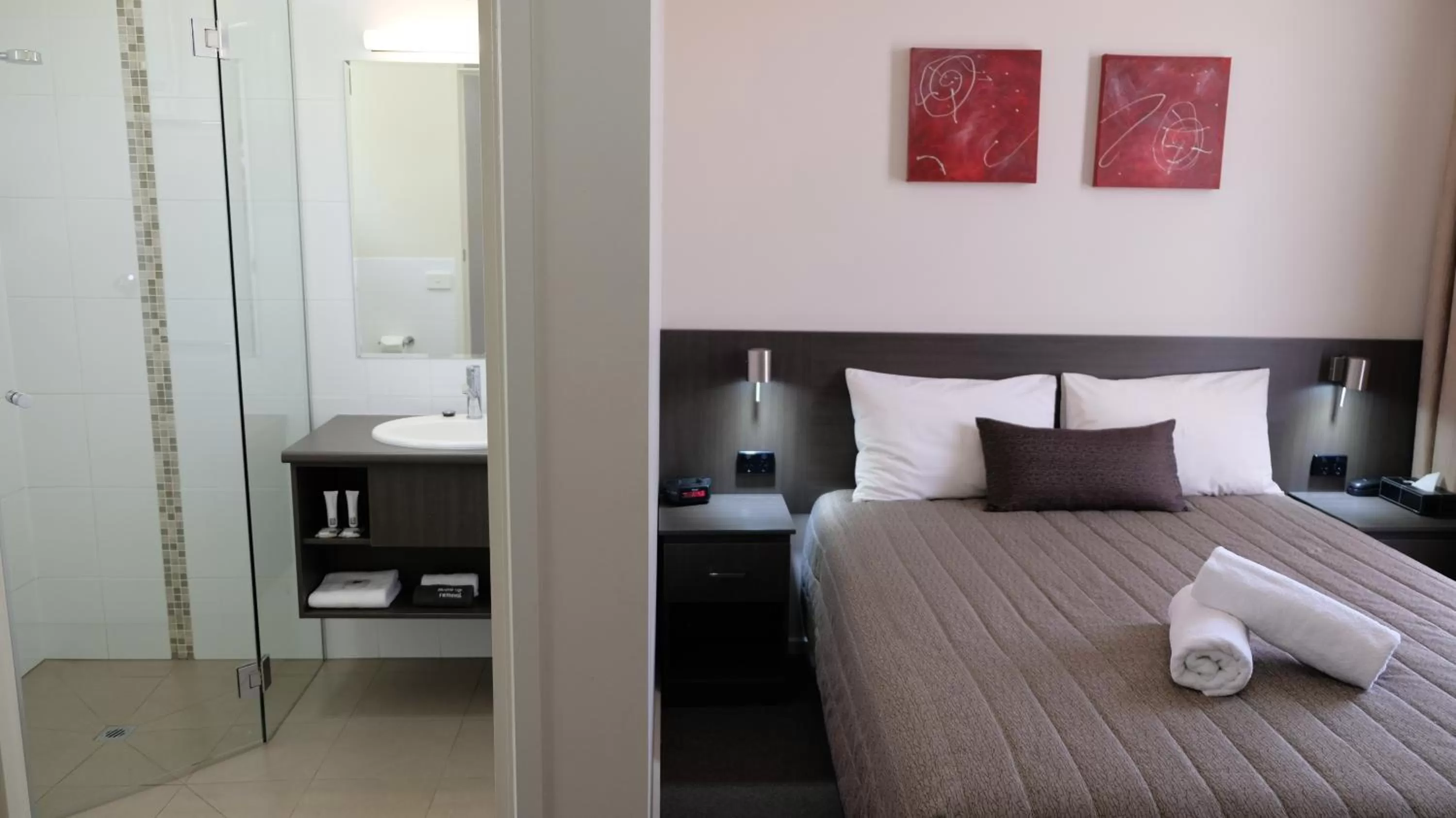 Bed in Loddon River Motel Kerang