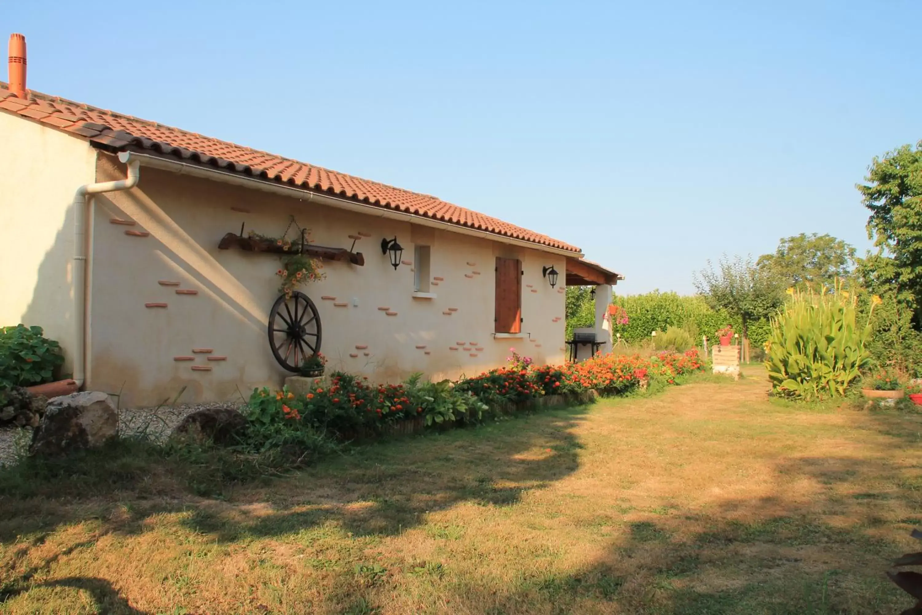 Property building, Garden in Chambres d'Hotes Carpediem