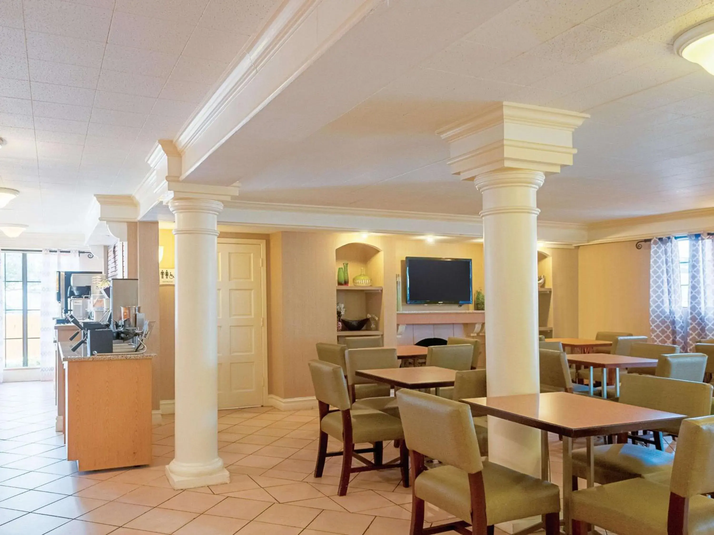 Restaurant/places to eat in La Quinta Inn by Wyndham New Orleans Veterans / Metairie