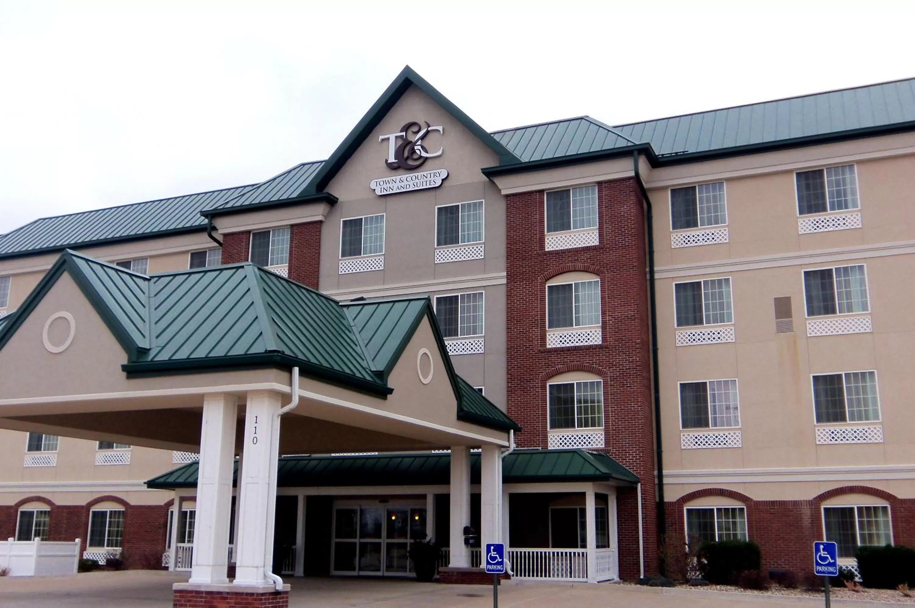 Facade/entrance in Town & Country Inn and Suites