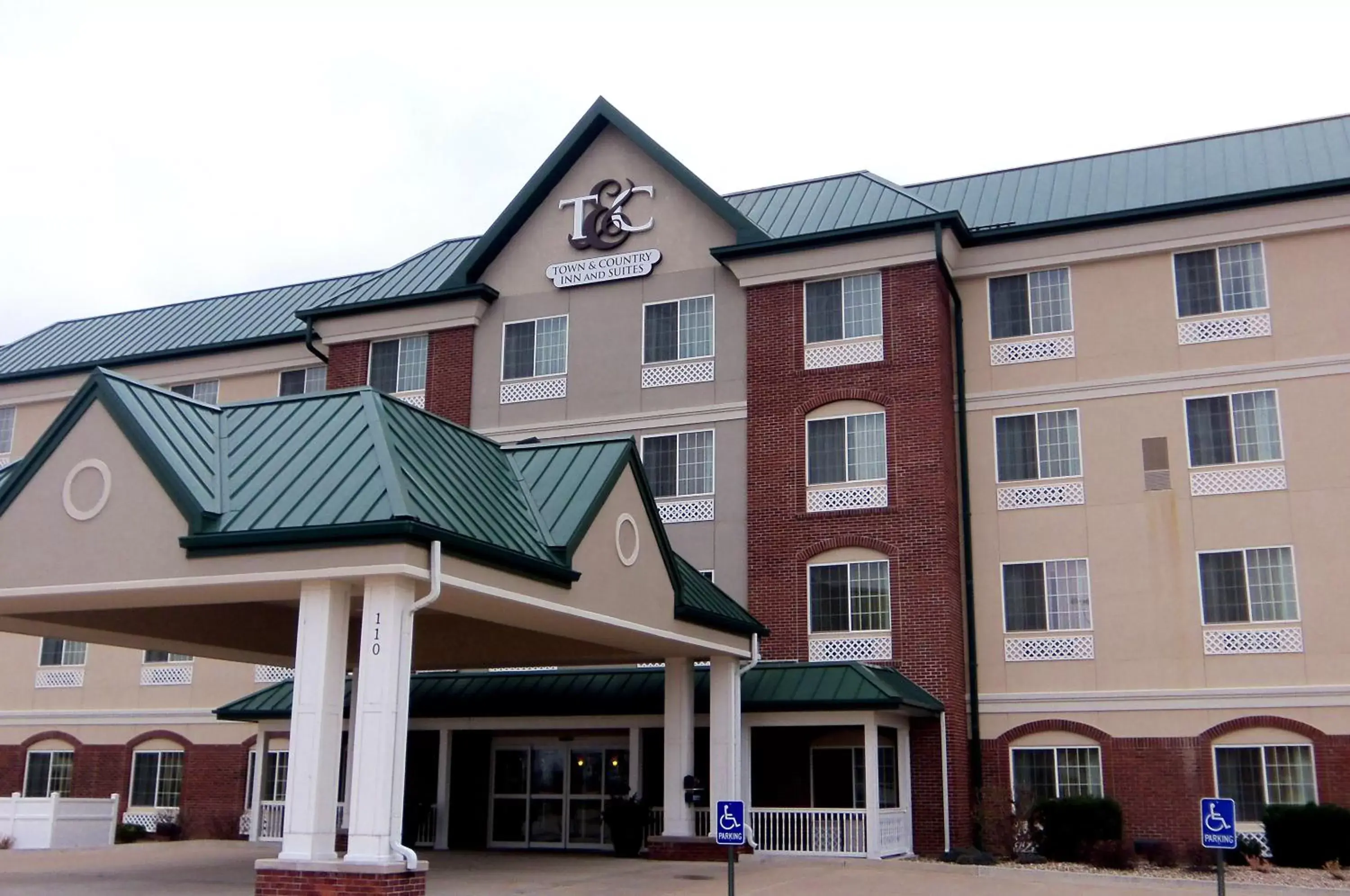 Facade/entrance, Property Building in Town & Country Inn and Suites