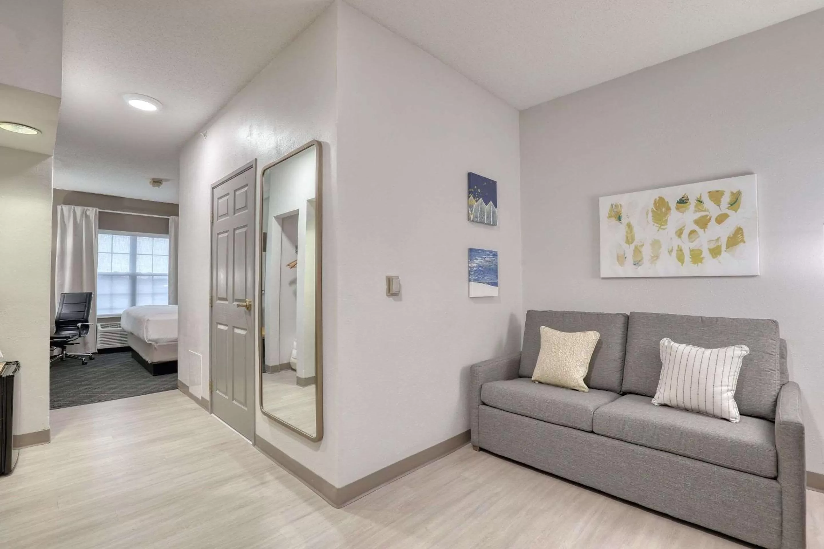 Bedroom in Comfort Suites Milwaukee Airport